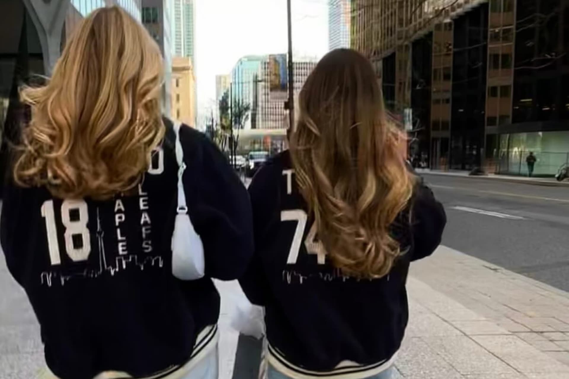 Toronto Maple Leafs WAGs, 플레이오프를 맞아 커스텀 자켓과 주얼리로 팀 응원-이미지