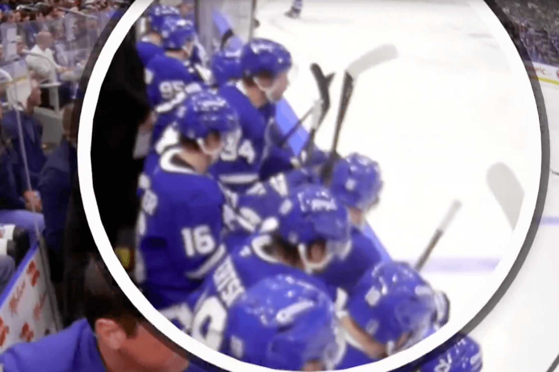 Leafs의 Auston Matthews, Senators 선수의 스틱을 훔쳐 부수는 모습 포착-이미지