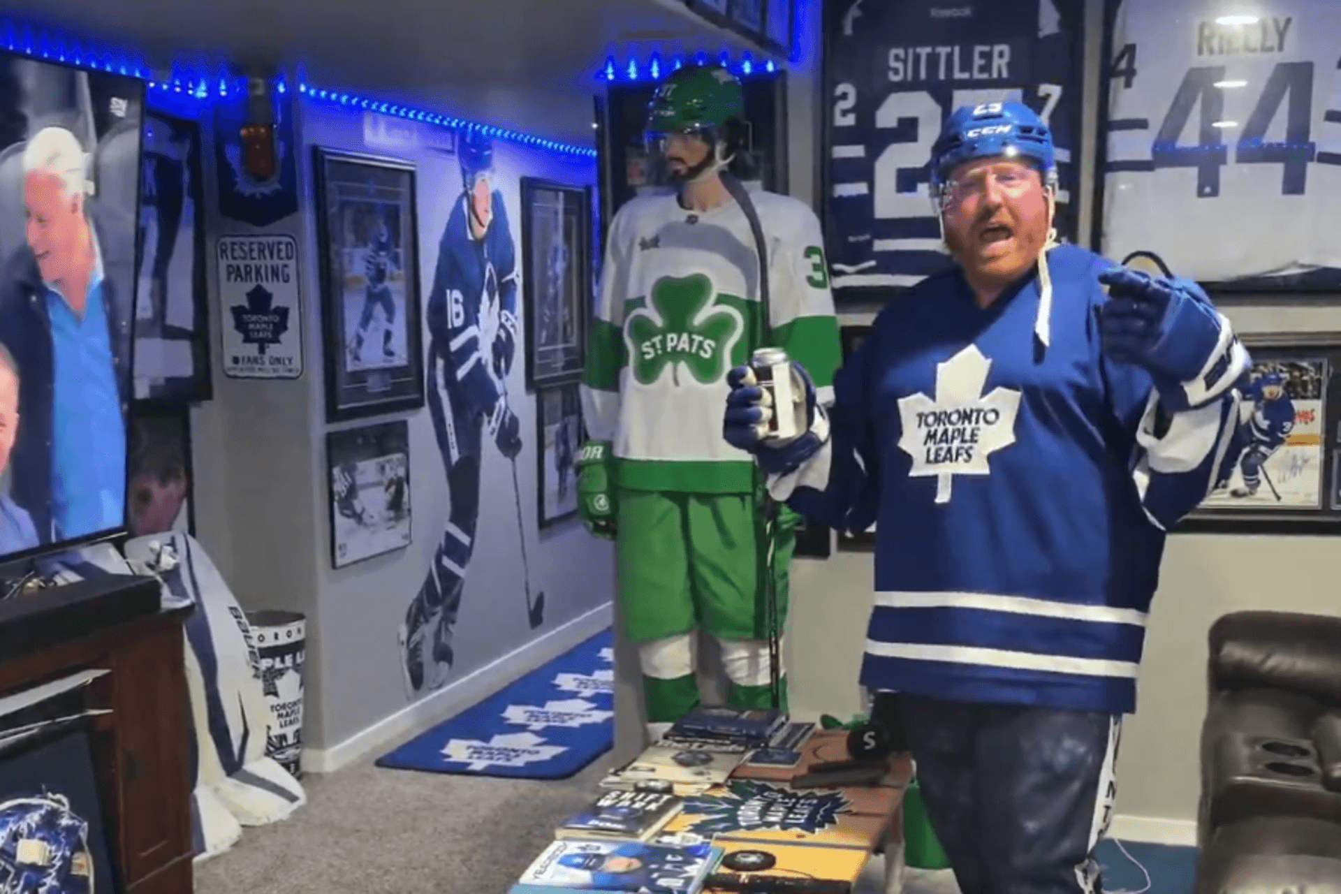 Toronto Maple Leafs의 열혈 팬, 플레이오프 시작도 전에 목소리를 잃다!-이미지