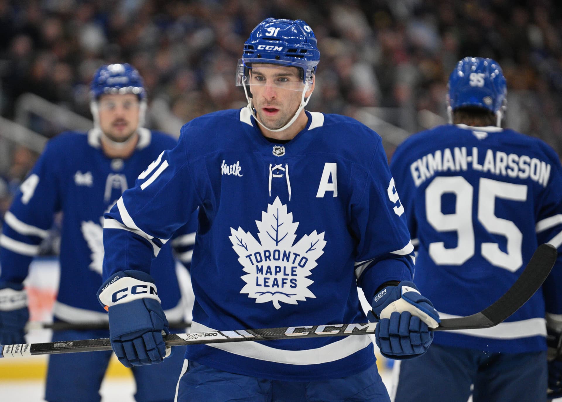 NHL '뇌진탕 스포터'가 토론토 메이플리프스의 존 타바레스를 경기에서 퇴장시켰다-이미지