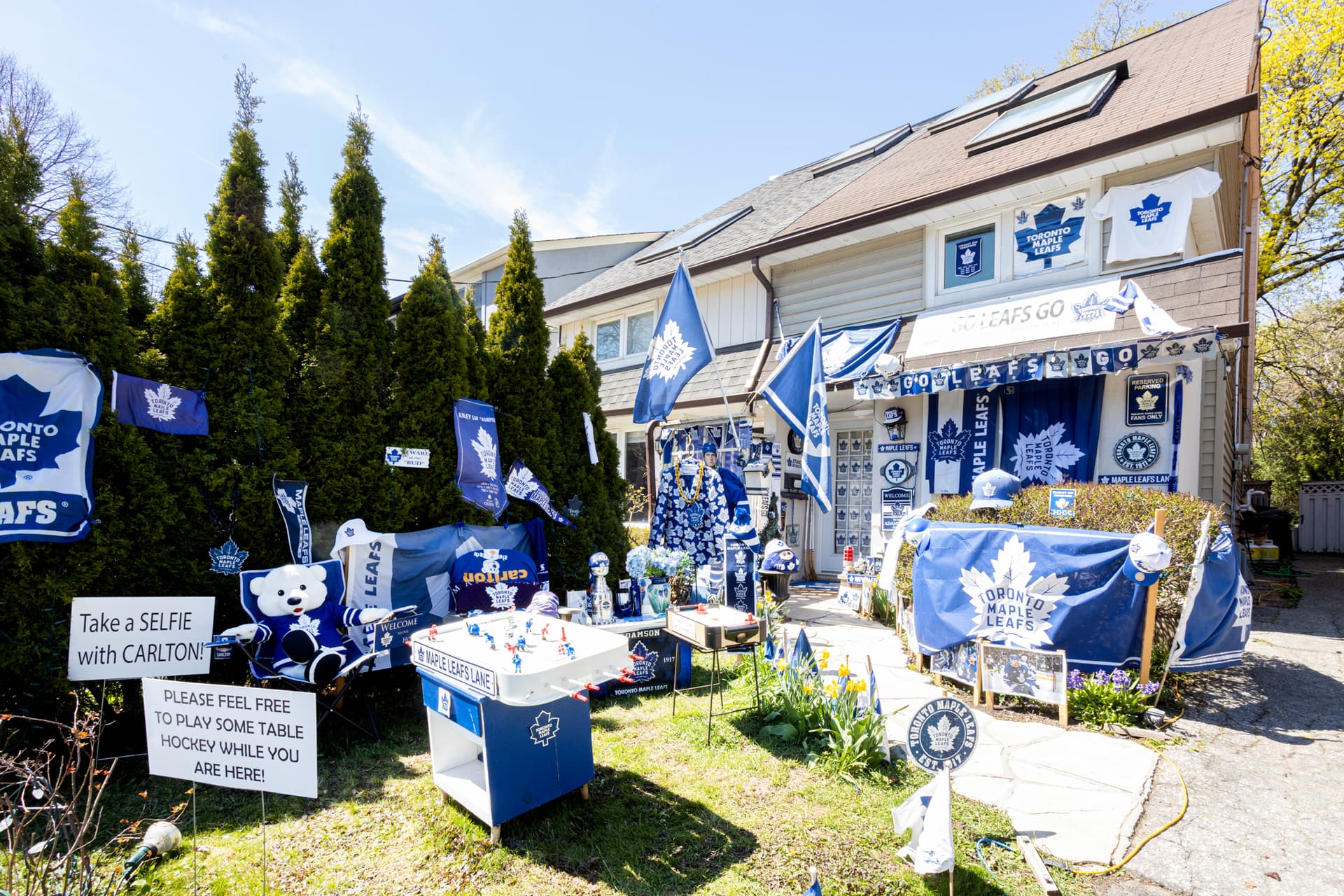 Toronto Maple Leafs의 열혈 팬 커플, 집 전체를 팀 성지로 변신시키다-이미지