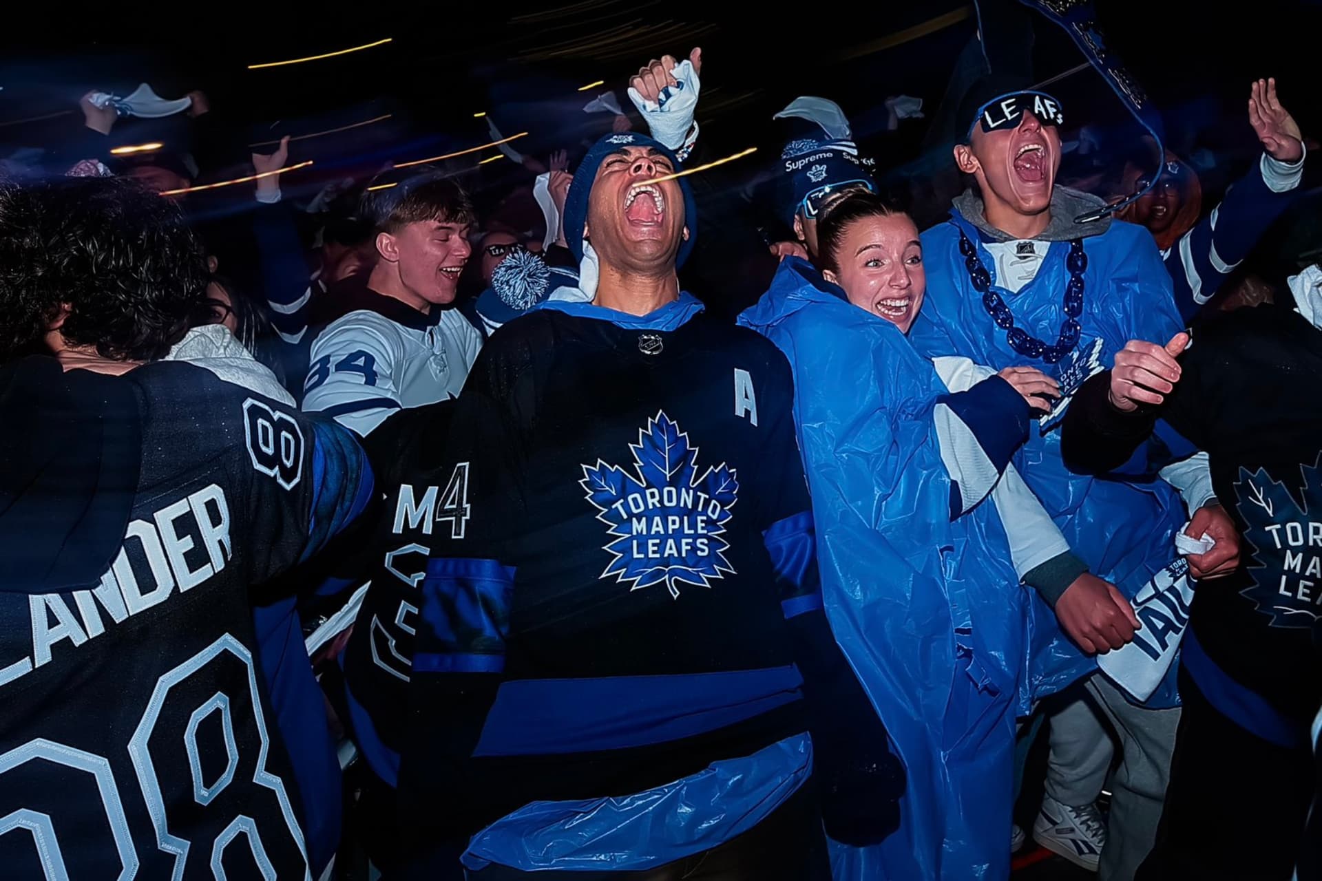 Toronto Maple Leafs 팬들, 시리즈 승리 후 토론토 거리에서 열광-이미지