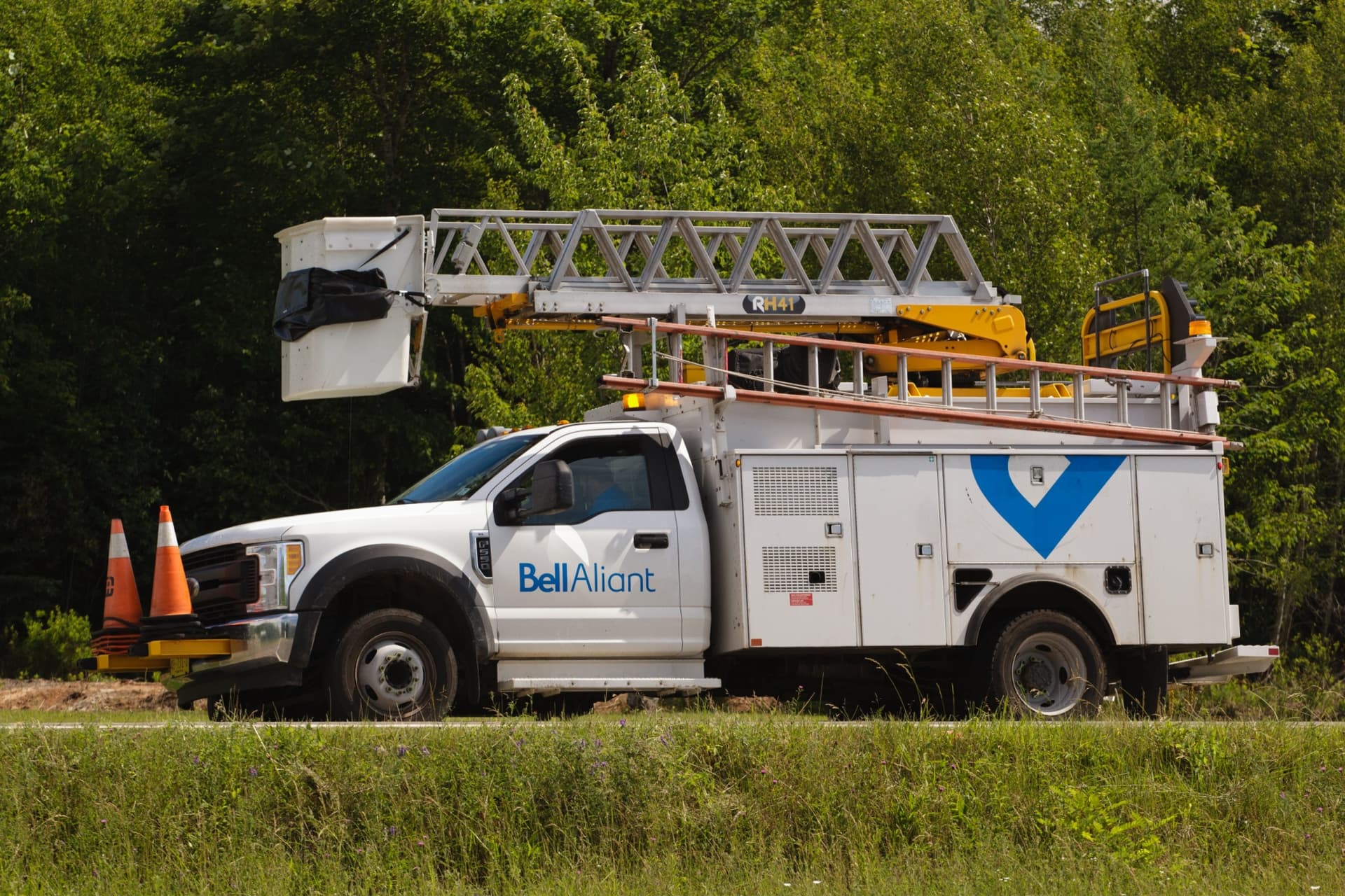 https://images.dailyhive.com/20250528102534/bell-truck.jpg