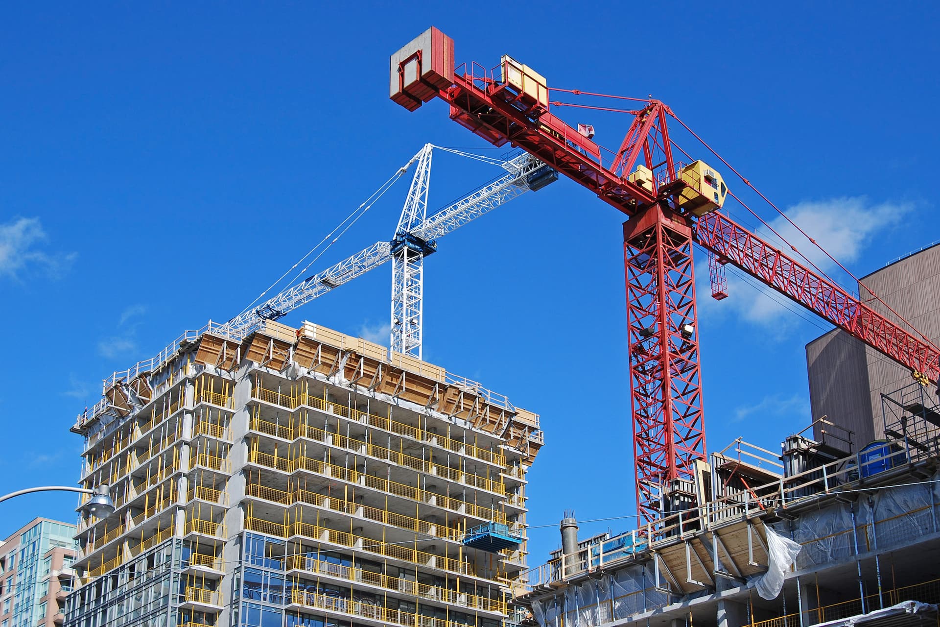 https://images.dailyhive.com/20250528144043/towers-construction-crane-f.jpg