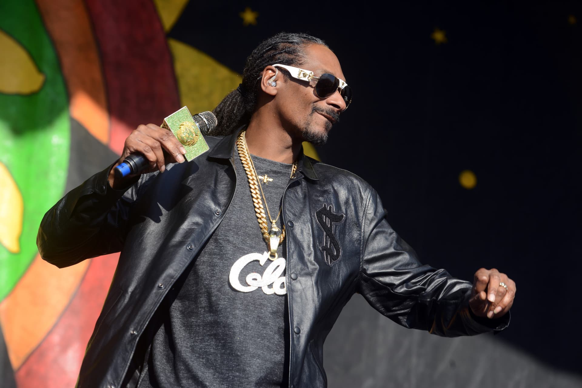 https://images.dailyhive.com/20250528154435/Snoop-Dogg-1.jpg