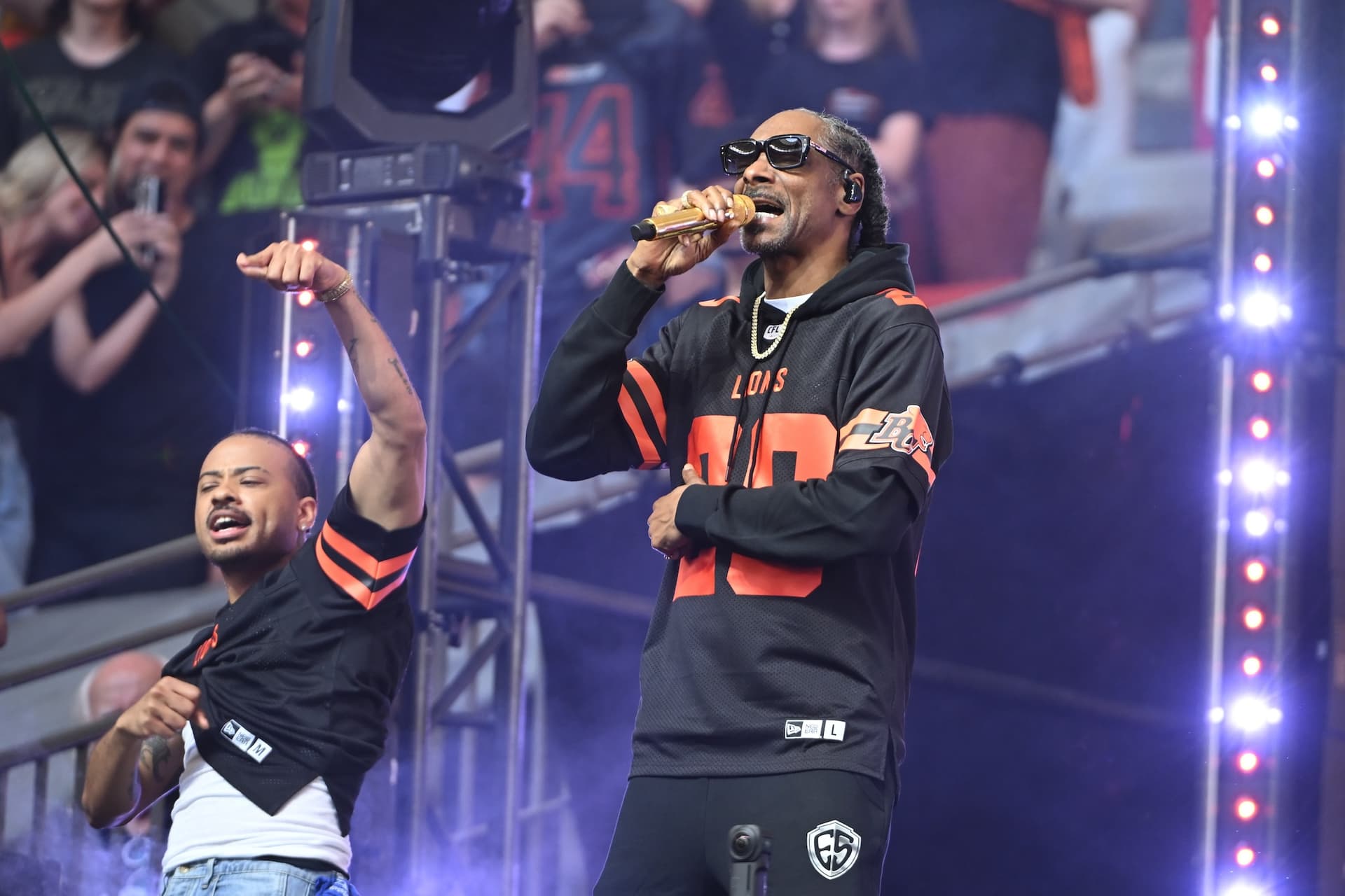 Snoop Dogg, BC Place를 강타하다! 맞춤형 BC Lions 유니폼으로 팬들을 사로잡아-이미지