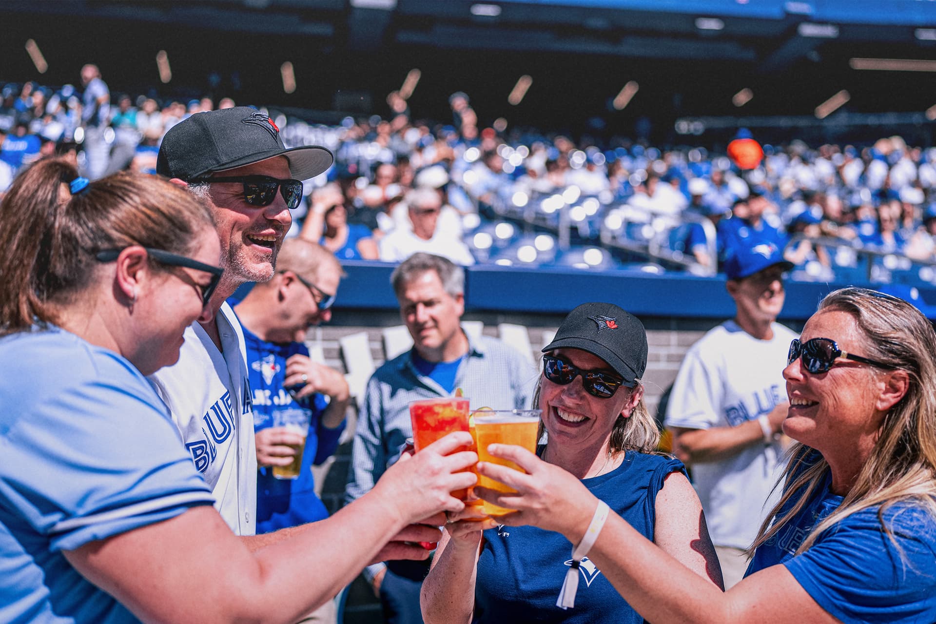 Blue Jays와 함께 Rogers Centre에서 펼쳐지는 캐나다의 여름을 즐기세요!-이미지