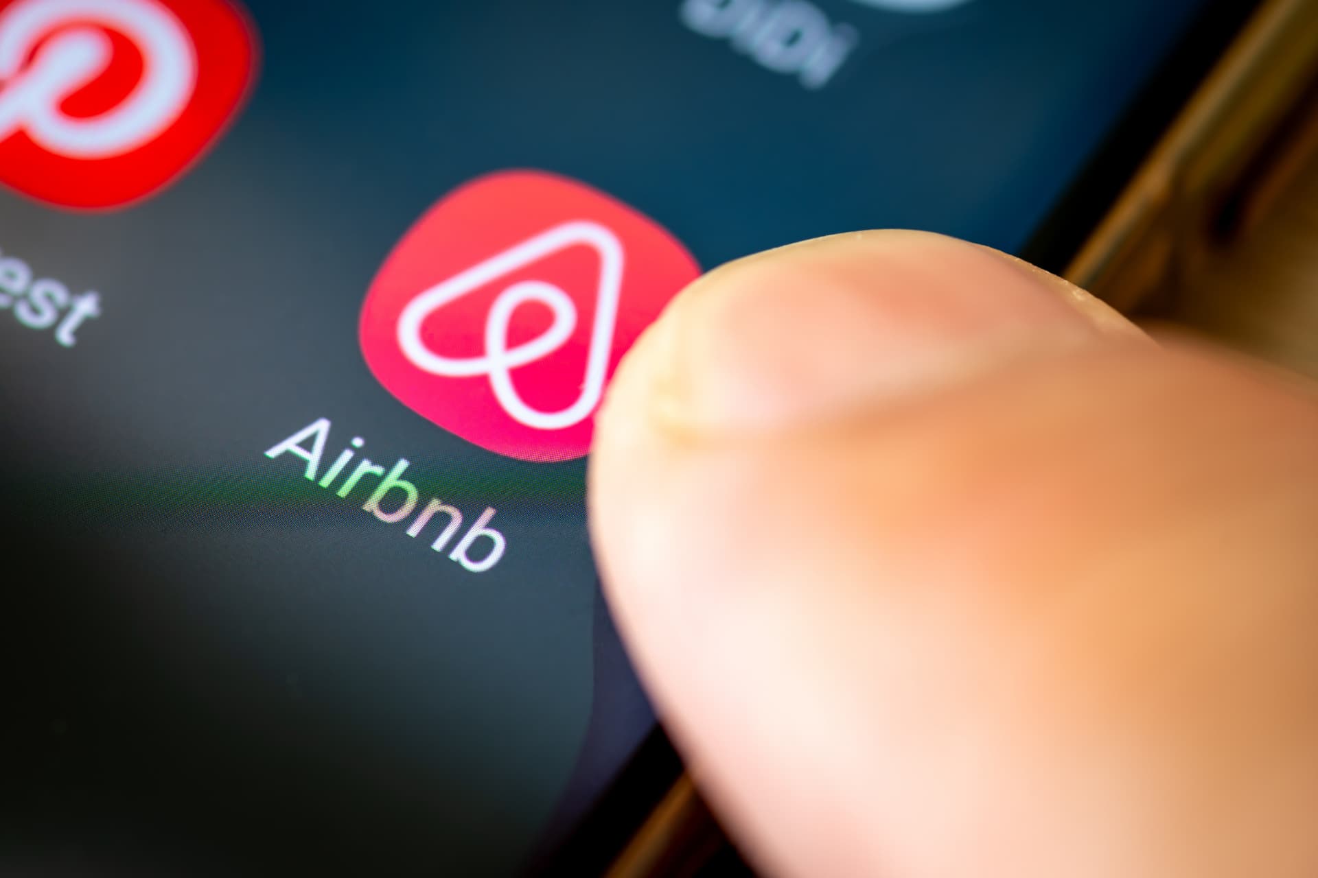 https://images.dailyhive.com/20250623130327/airbnb-bc-regulations.jpg