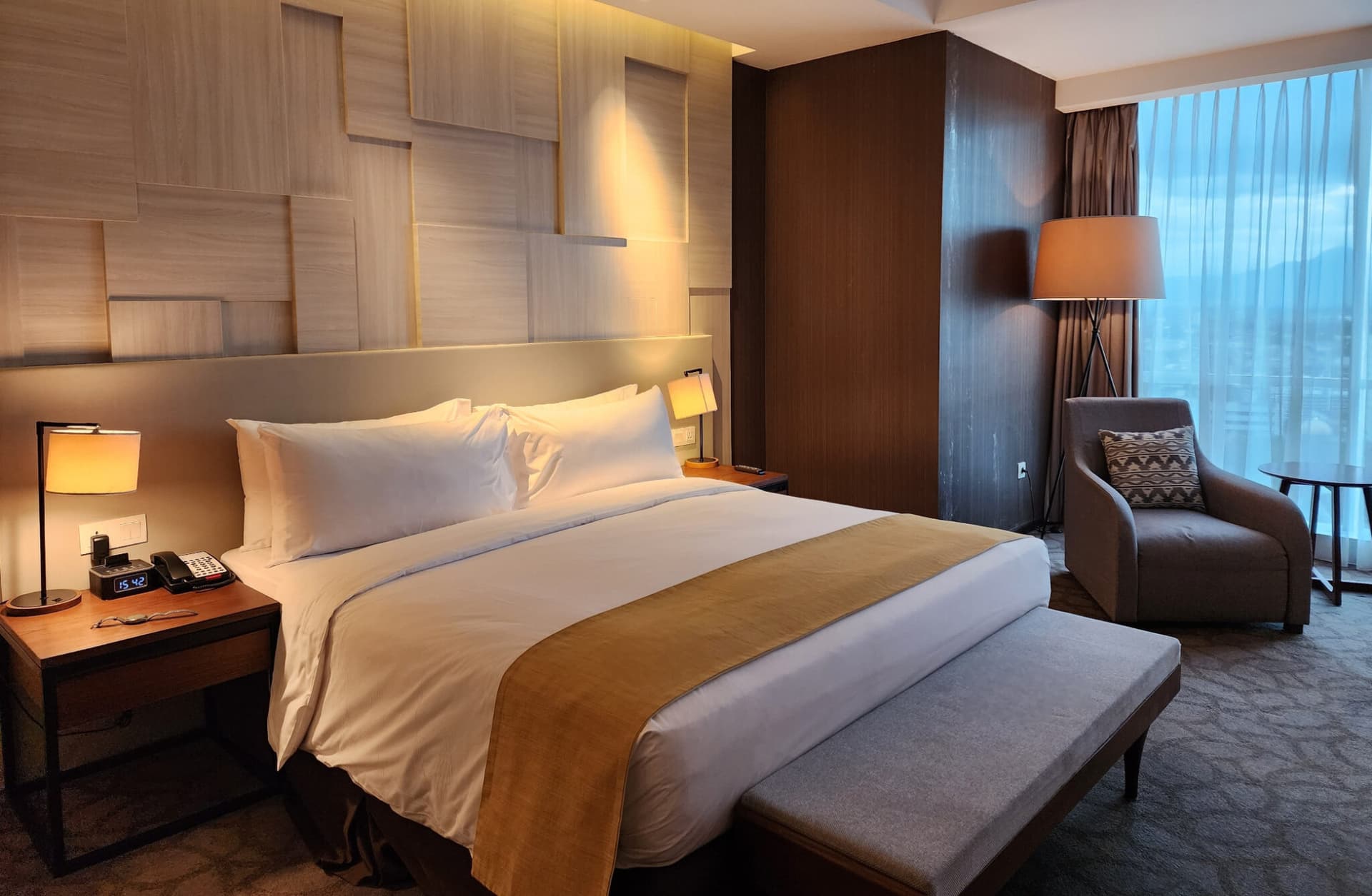 https://images.dailyhive.com/20250708151348/Vancouver-hotel.jpg