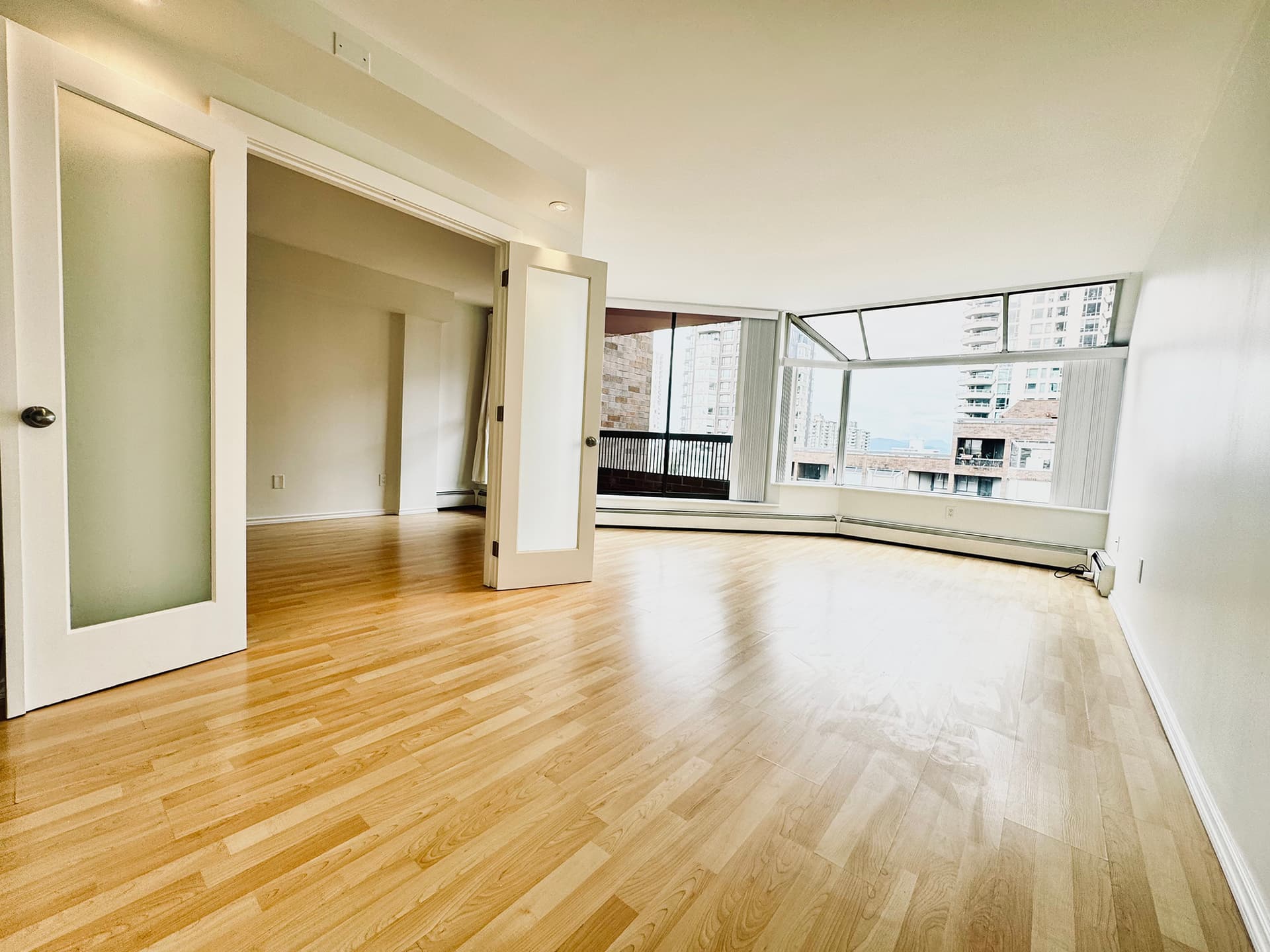 프리미엄 1베드룸 잉글리시 베이 뷰 | 다운타운 밴쿠버 썸네일