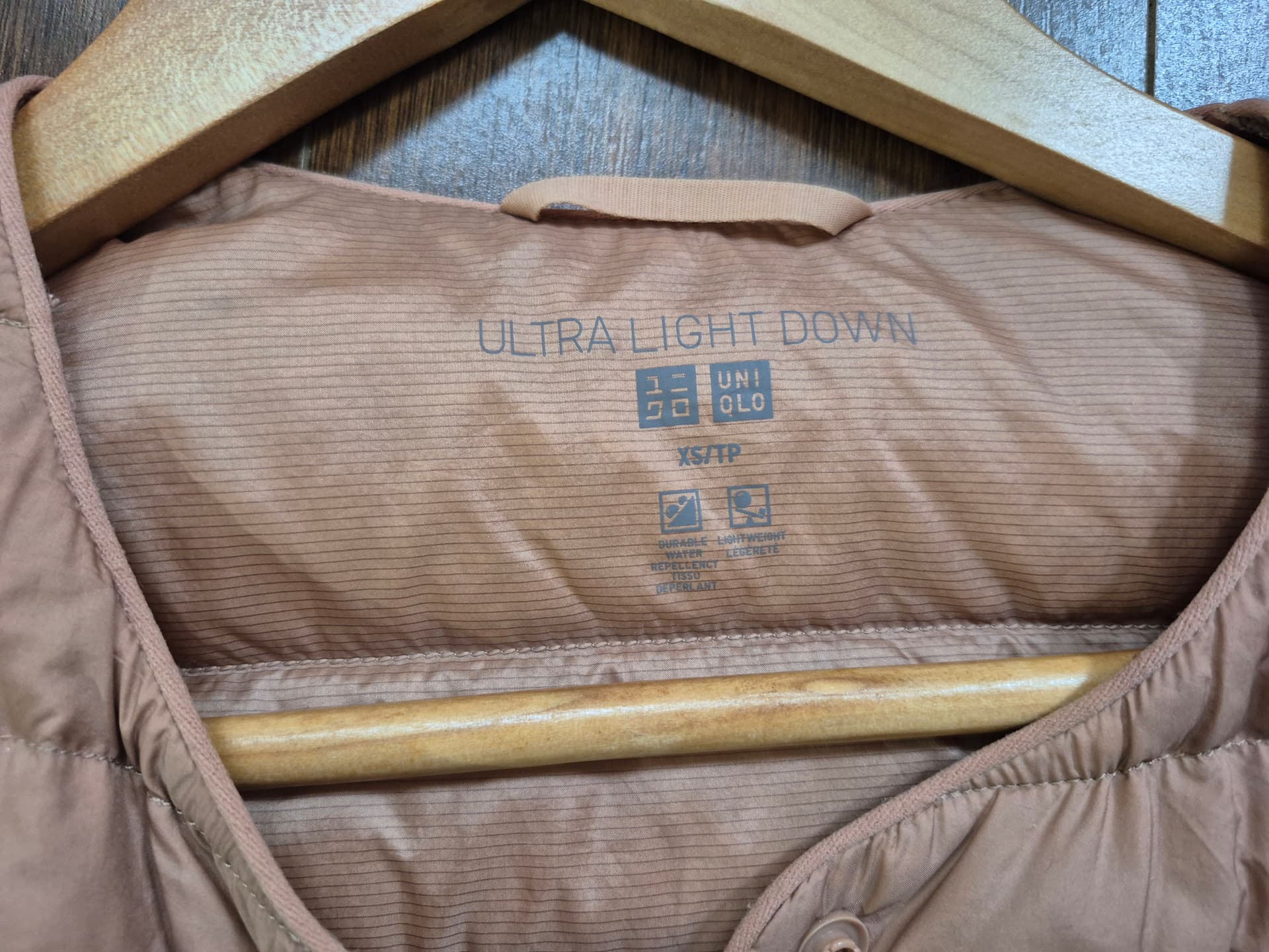 유니클로-경량패딩-예약중-각질제거제-DziYK-이미지