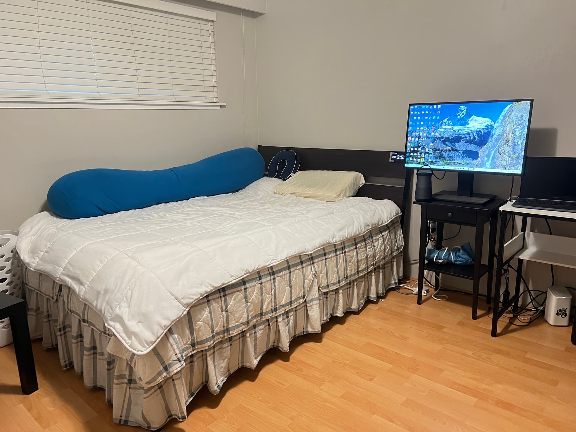 즉시입주!(2~3개월환영)750불 대폭할인!!Burnaby Capitol Hill 1층하우스 넓은 개인룸 썸네일