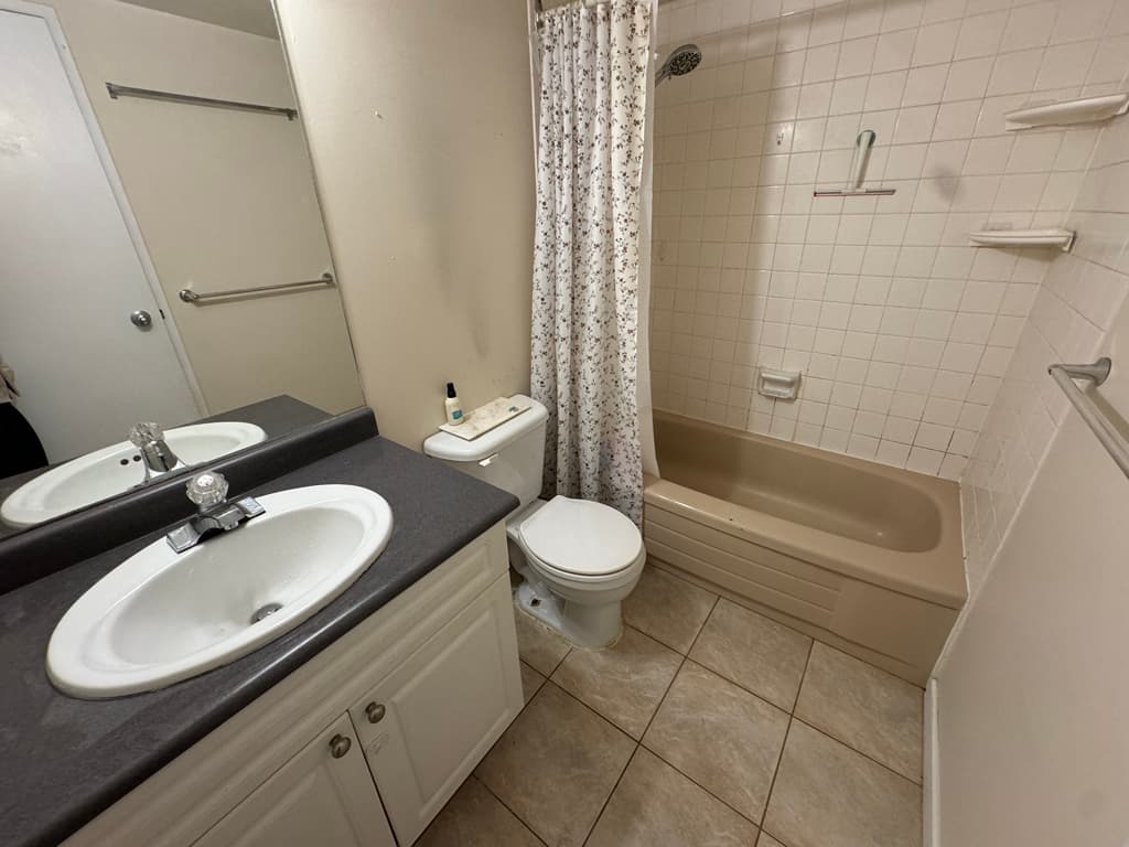 🔥방 메트로타운 몰 바로앞🔥 개인방‼1bed+덴(창고로 사용), 여성전용, 12/1입주가능🥰 총 2명사는 집, 장기할인💕 썸네일