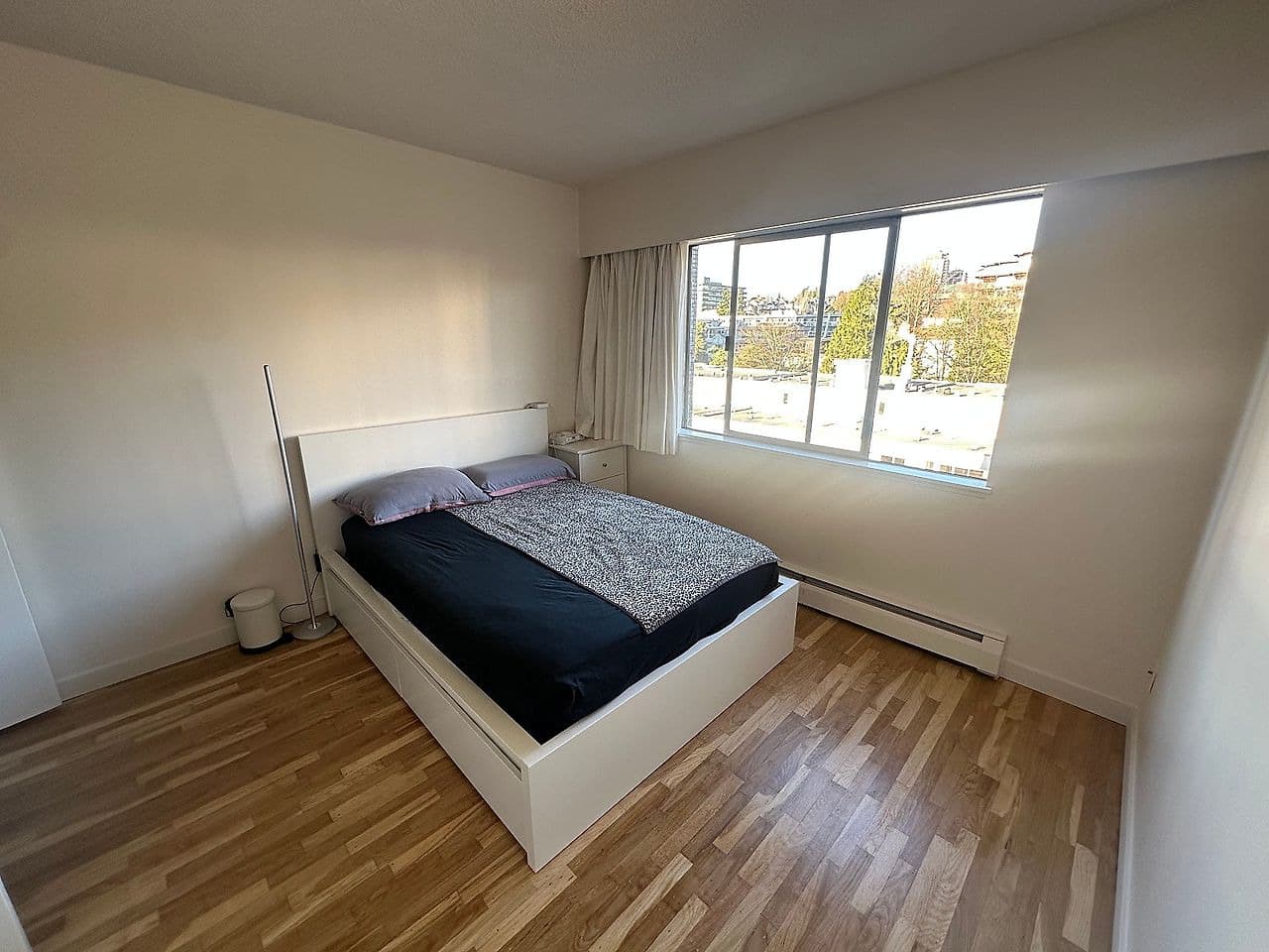 위치 좋은 깨끗하고 넓은 방 $1200 썸네일