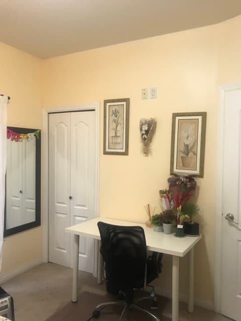 에드먼즈 버나비하우스!! 발코니 있은 방, 2층 방 800 12/1입주가능 썸네일