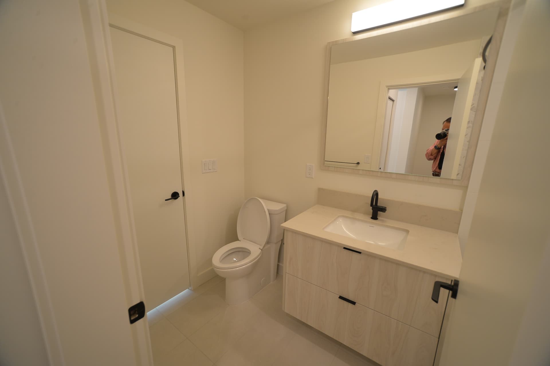 써리 센트럴 신축 1 Bed + den 콘도 렌트 10월 1일 입주 가능 썸네일