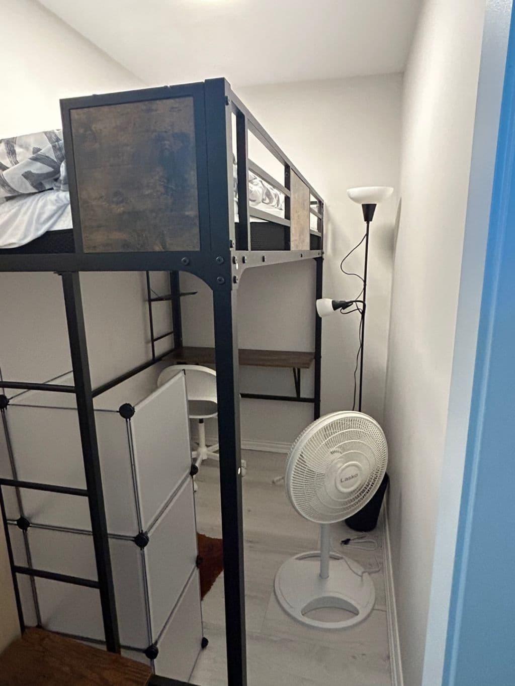 다운타운 룸쉐어 12월 1일 입주 여성전용 장기 할인적용시 거실 700 스타트 입주시 이사 및 공항라이드 가능 썸네일