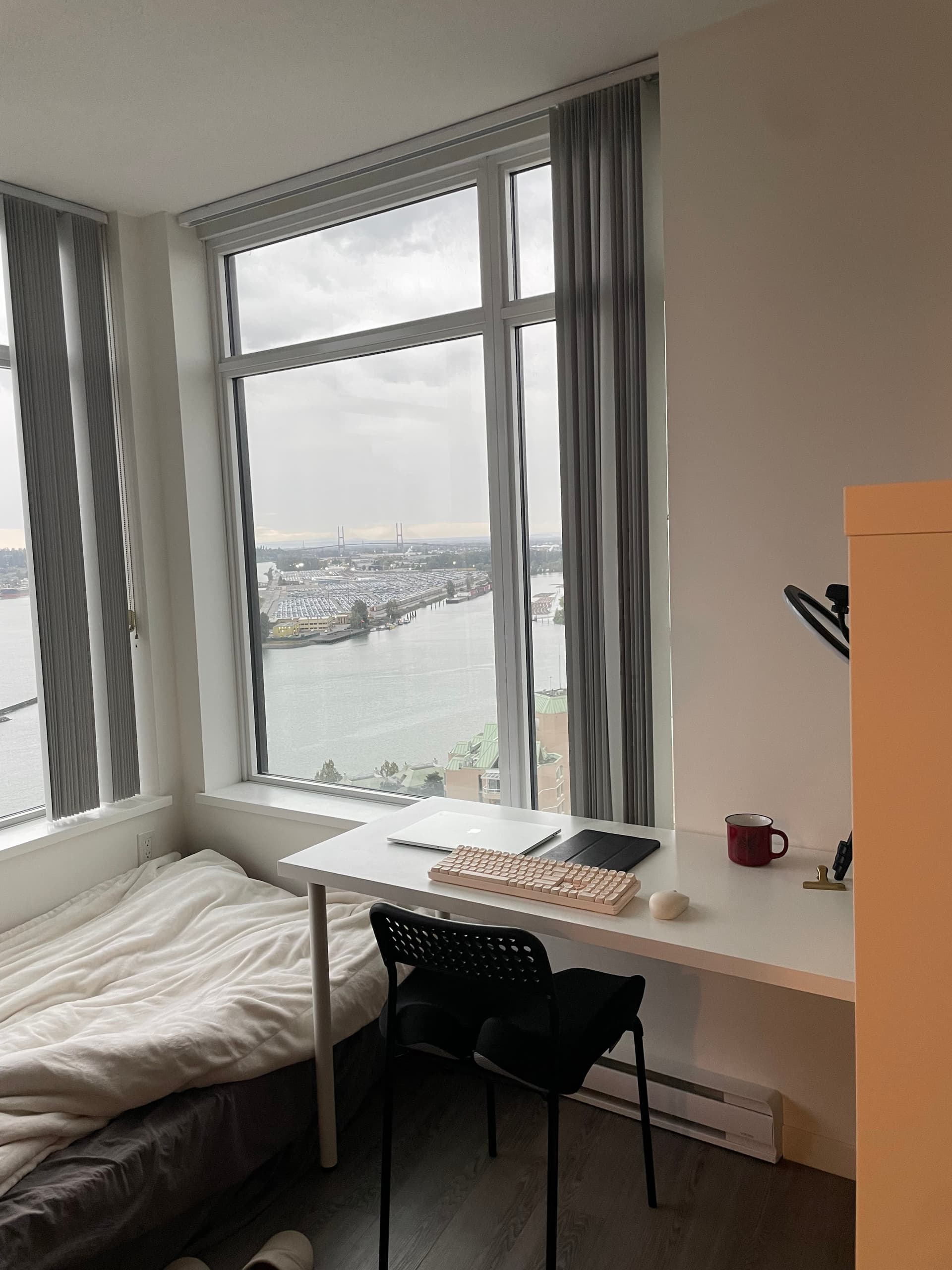 🏠 11월 or 12월 1일 입주 가능 / 뉴웨스트 역 바로 옆 리버뷰 신식 콘도 거실 렌트 $850 썸네일