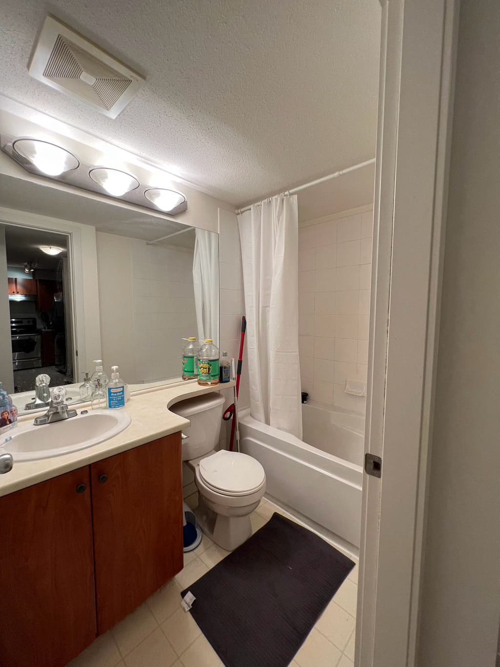 Shared Room in Master Bedroom (near Royal Oak stn.) From 5/5 썸네일