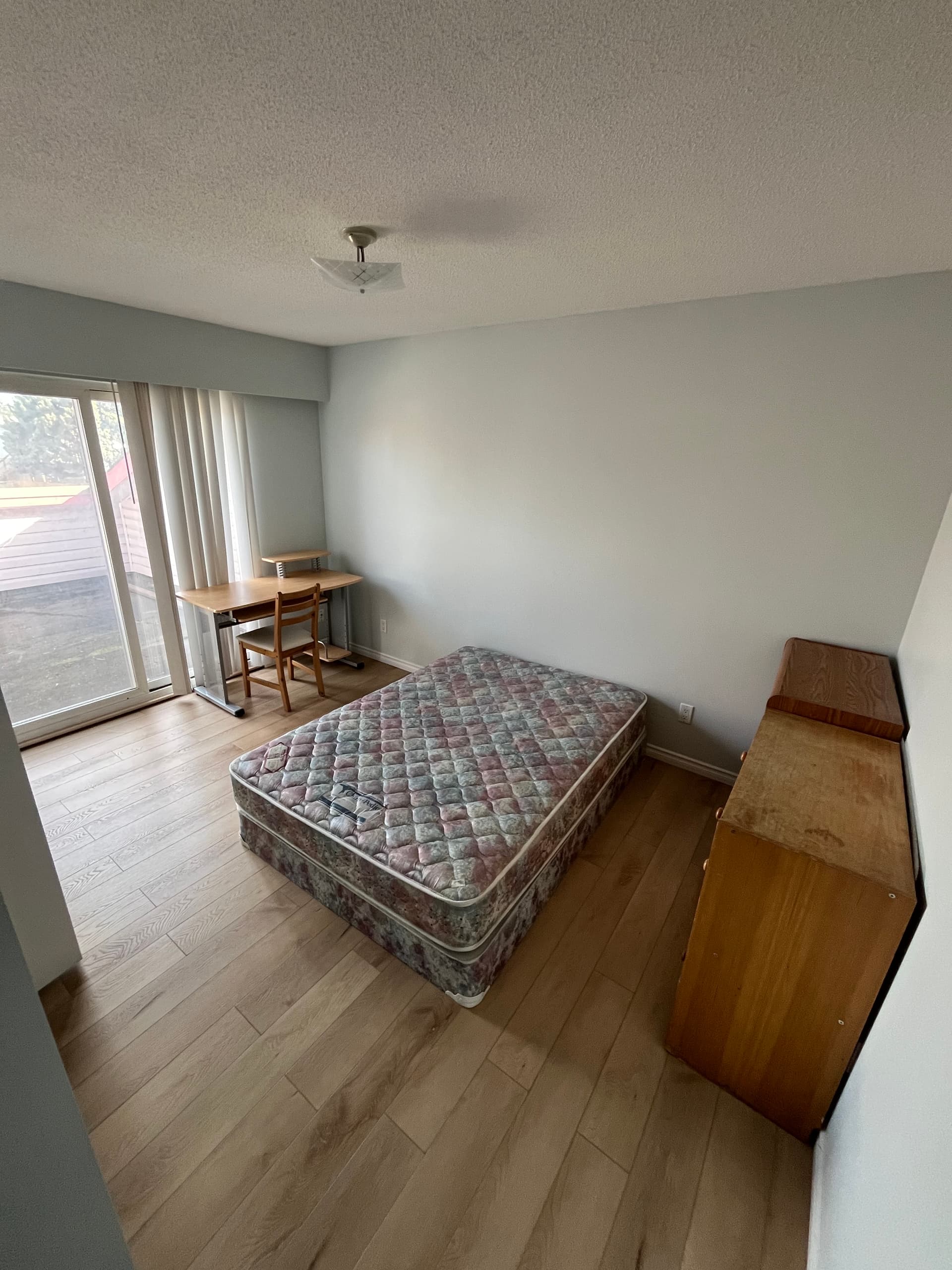 $850 Upstairs Renovated Furnished Bedroom, 22 min to Richmond Centre 썸네일