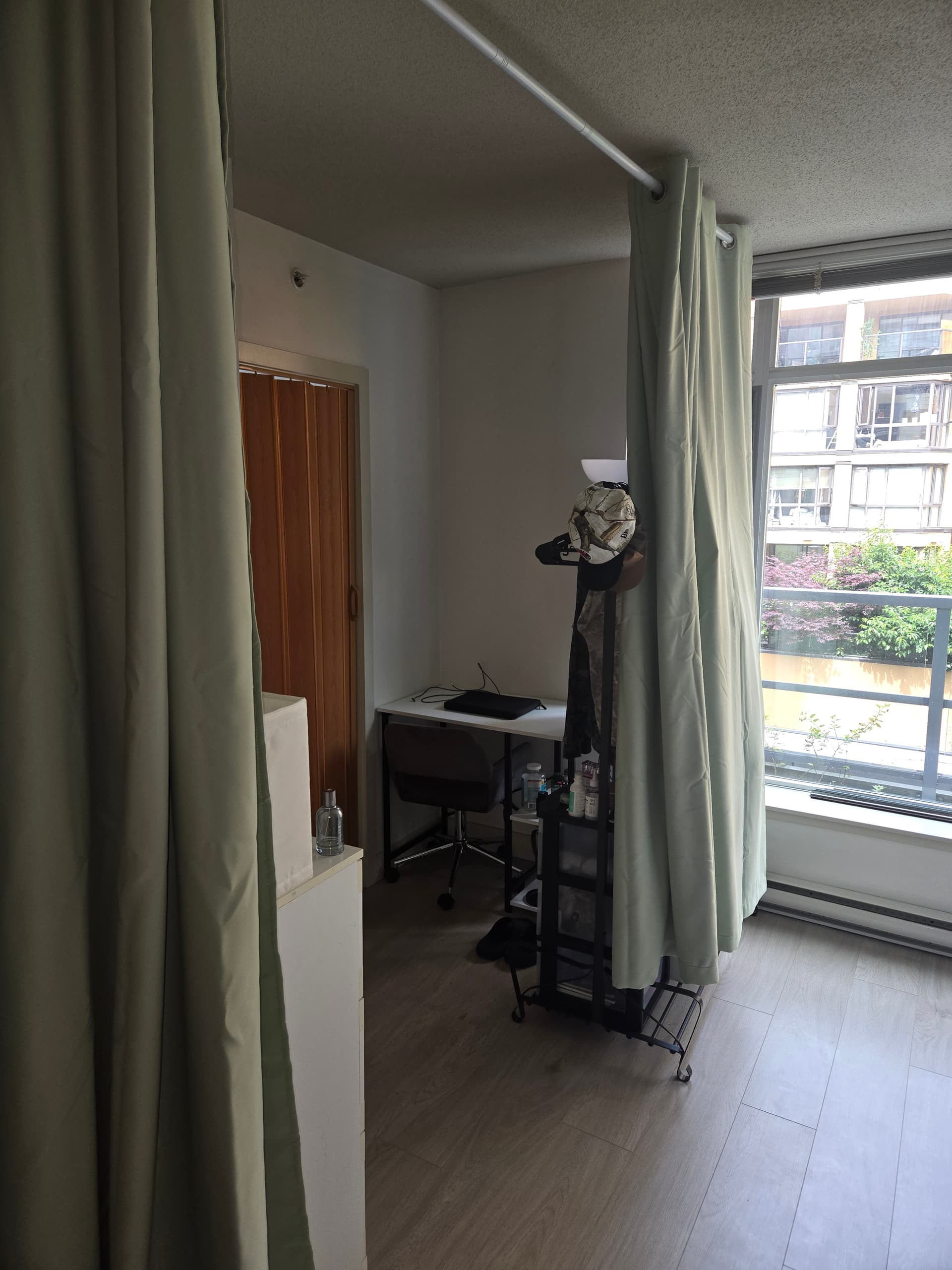 다운타운.예일타운 호머 솔라 유틸리티 하이드로 포함 12월1일부터. 거실쉐어 없음.엄청이쁘고 깨끗한 썸네일