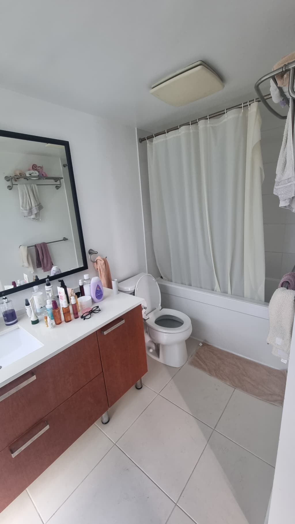 1255 seymour st 마스터 룸 썸네일