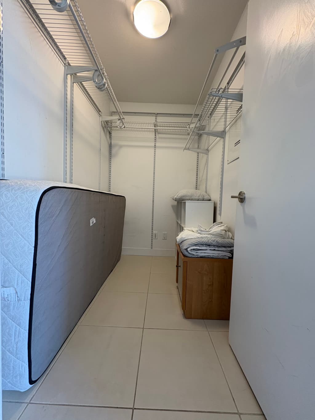 1255 seymour st 덴룸 썸네일