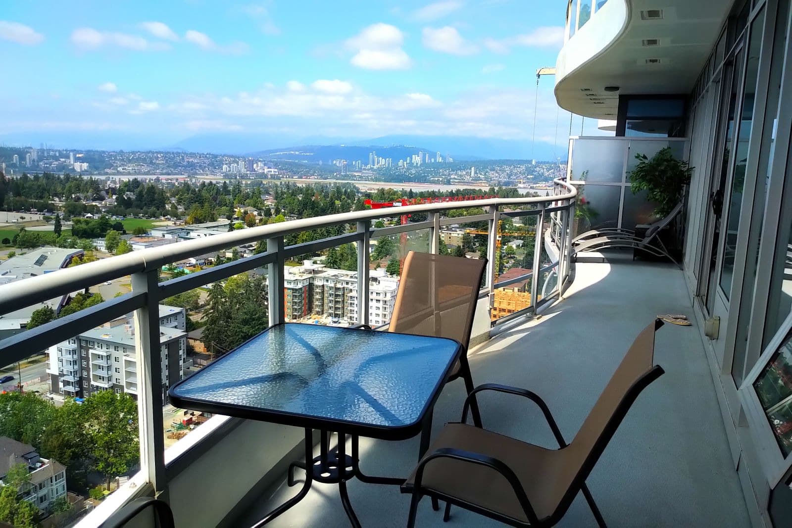 전철역 바로앞 신축콘도 최고층✨ / 세컨룸 월950$ / 1.1~ (써리센트럴) 썸네일