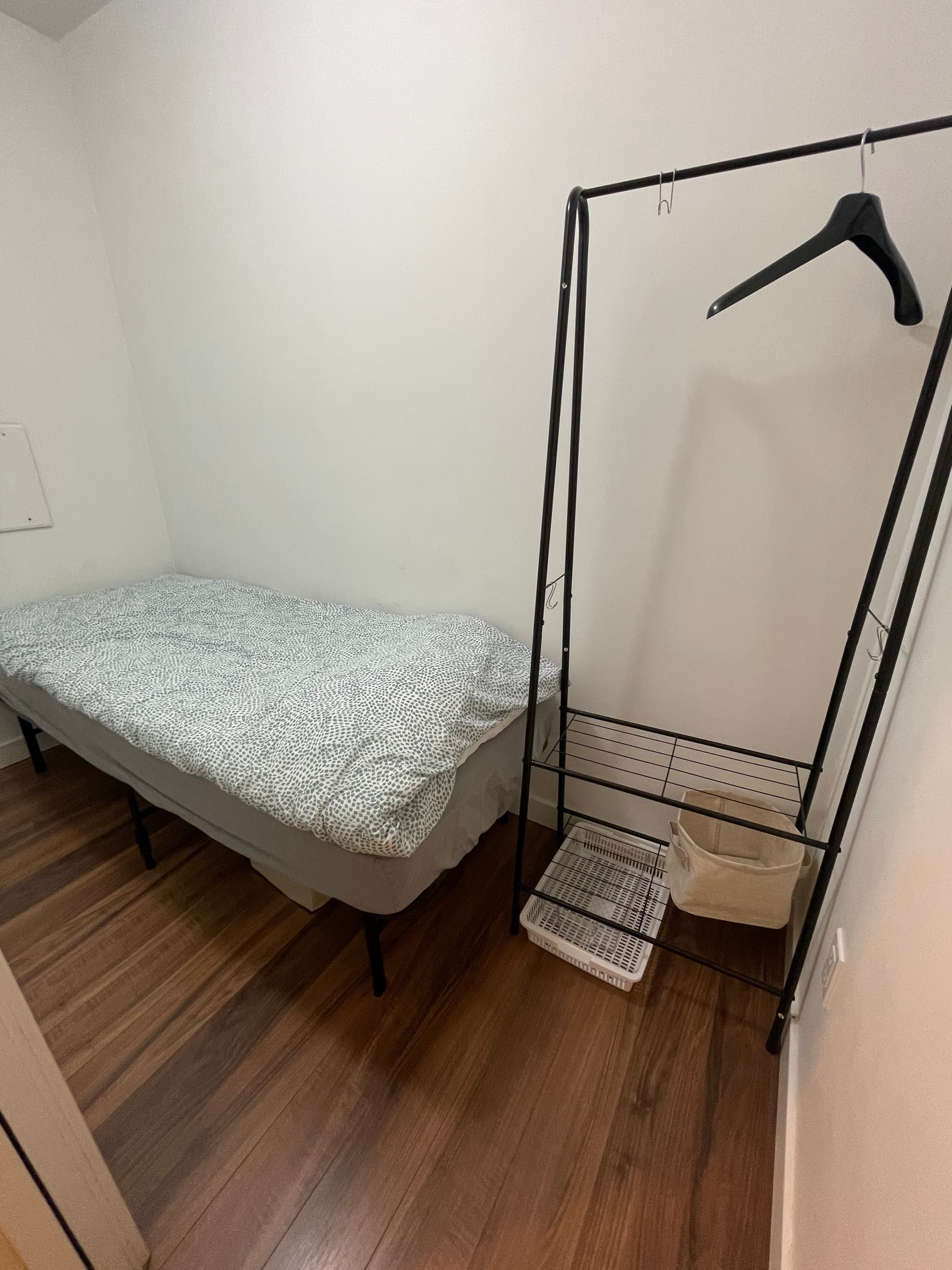 예일타운에 위치한 콘도 덴룸 단기 여성 룸메이트를 구합니다 썸네일