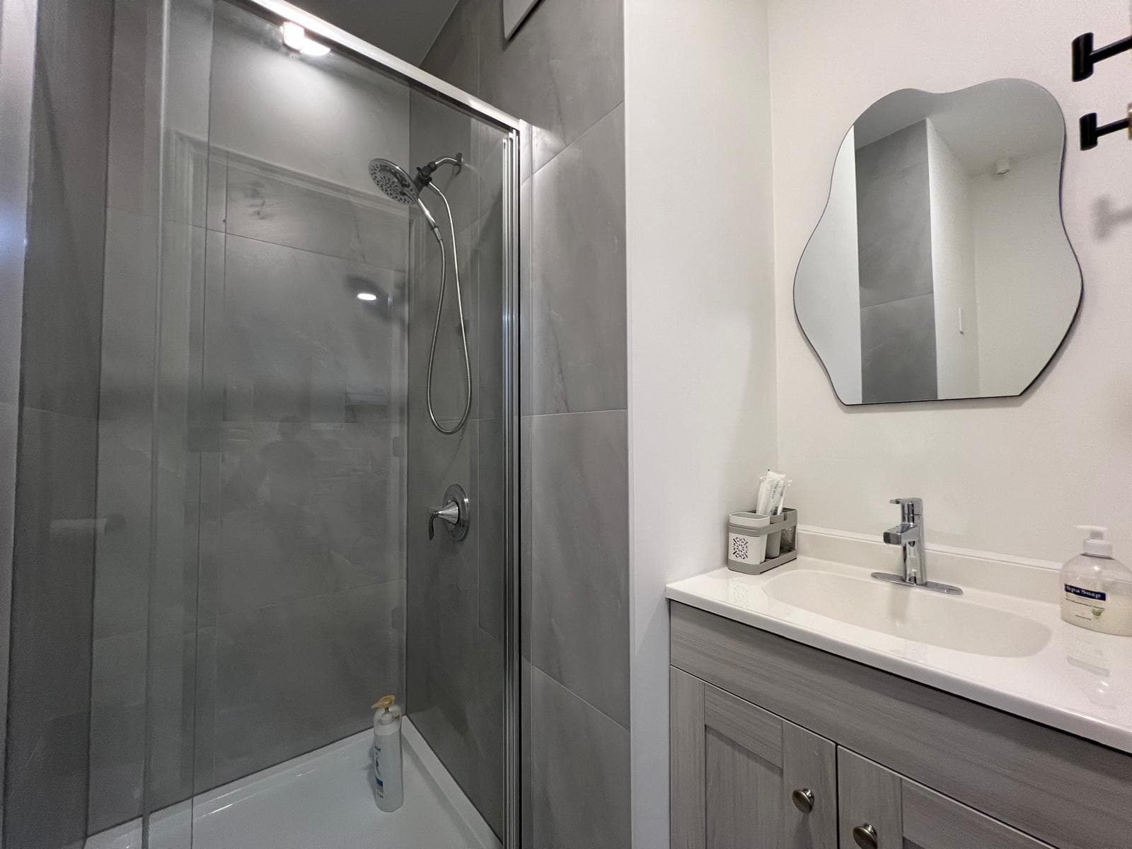 Furnished Room in Richmond – Non-Smoking Female, Weekly Cleaning Service 썸네일