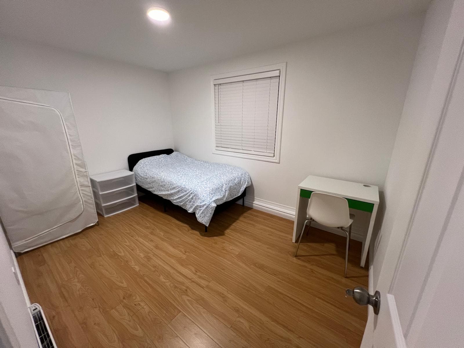 Furnished Room in Richmond – Non-Smoking Female, Weekly Cleaning Service 썸네일