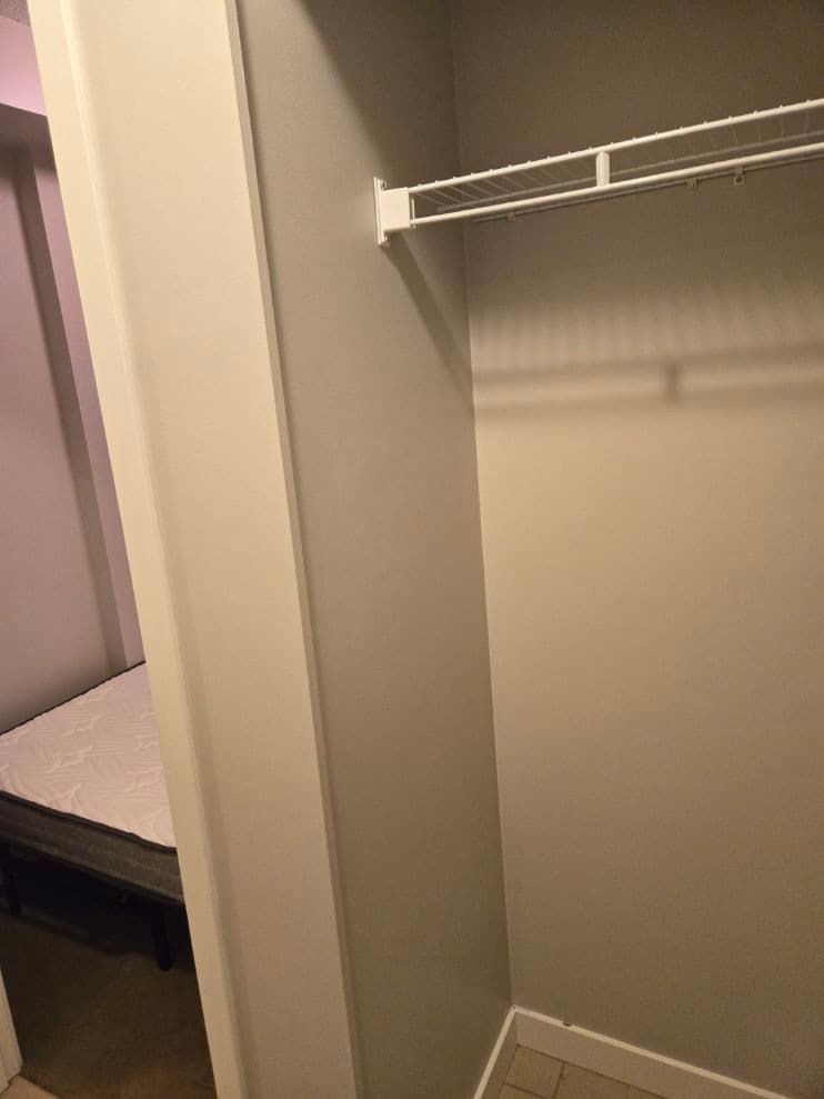 예일타운 시모어 덴. 여성전용. 당장 입주가능 유틸리티 하이드로 포함. 개인옷장있음. 750 썸네일