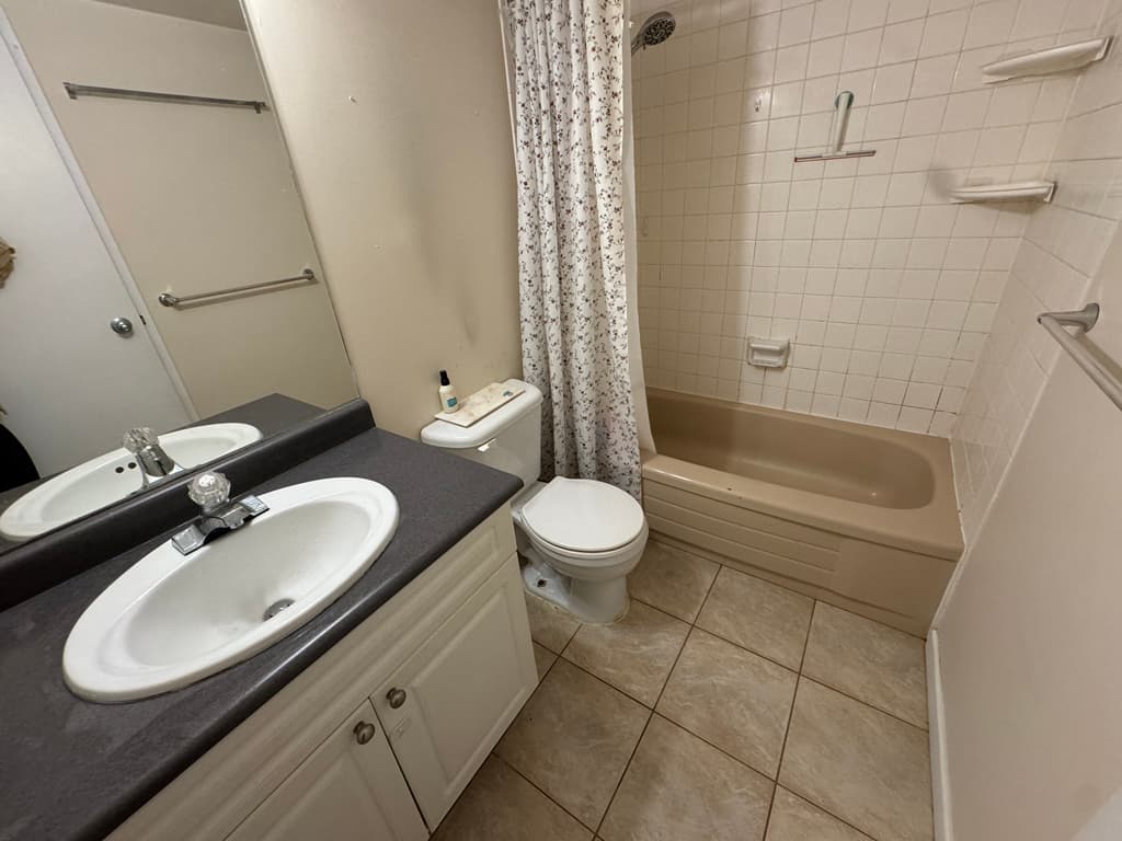 🔥방 메트로타운 몰 바로앞🔥 마스터방‼1bed+덴(창고로 사용), 여성전용, 12/1입주가능🥰 총 2명사는 집, 장기할인💕 썸네일