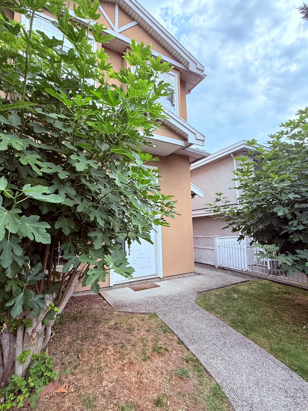 메인스트릿 1bed 1bath 전체 $1400 / 총 두 명 거주 가능✨🫶🏻🫶🏻 썸네일