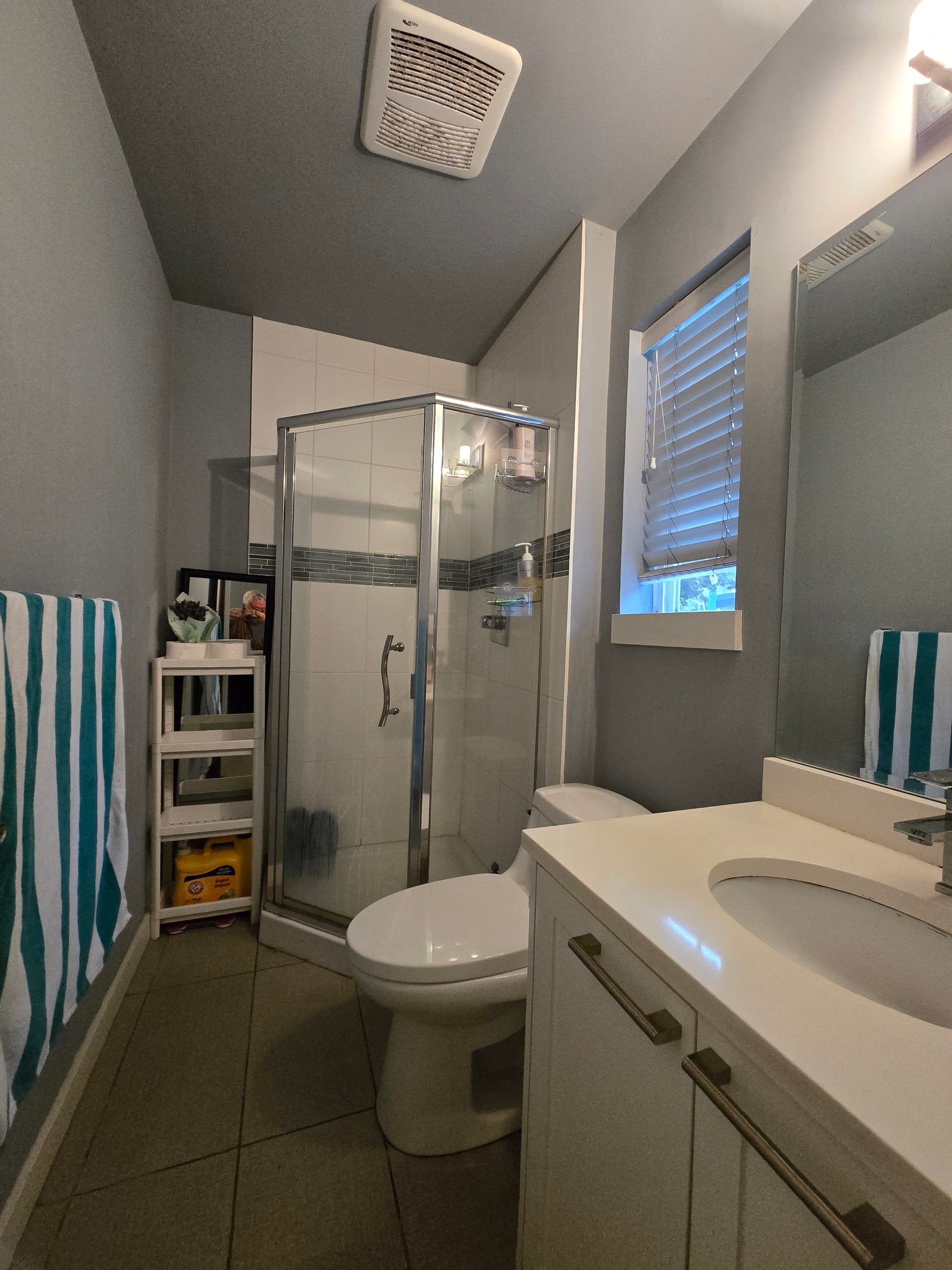 로얄오크역과 에드몬드 역 사이에 있는 타운하우스에 1층에 있는 독방과 개인 화장실 렌트합니다. 썸네일