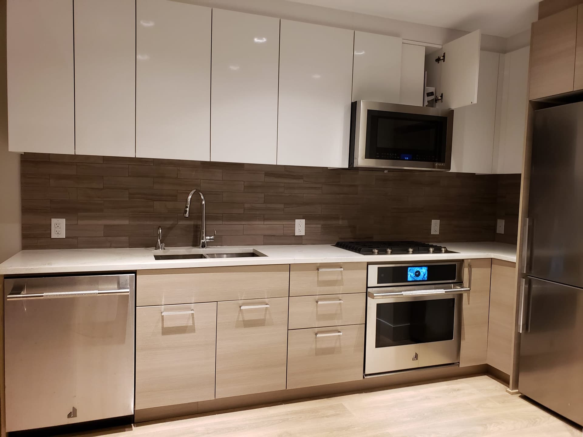 밴쿠버 10월 1일 입주 렌트 1 bed +1 den + big balcony 썸네일
