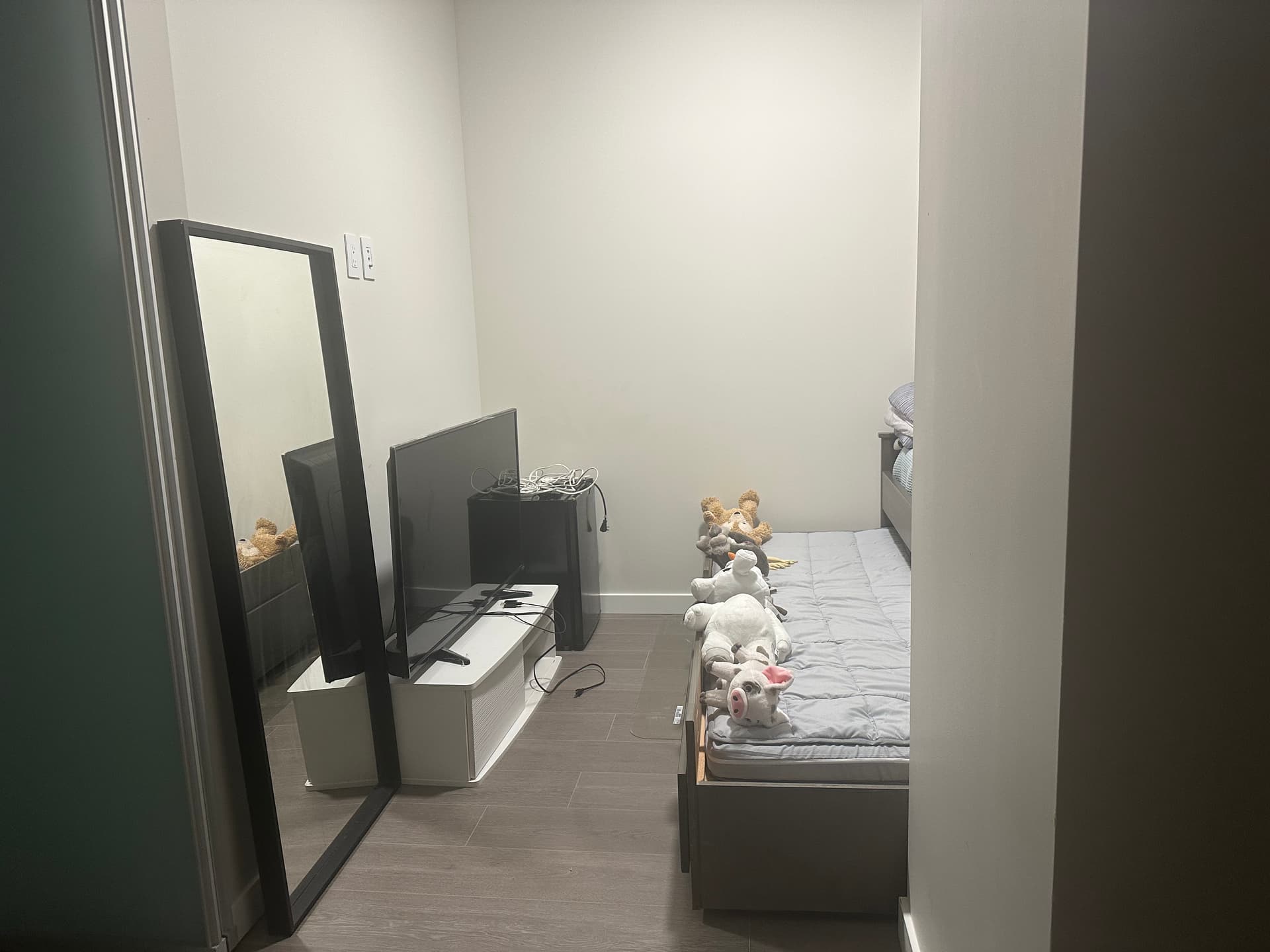 버나비 길모어 플레이스 주니어룸 사용할 룸메를 구해봅니다 썸네일