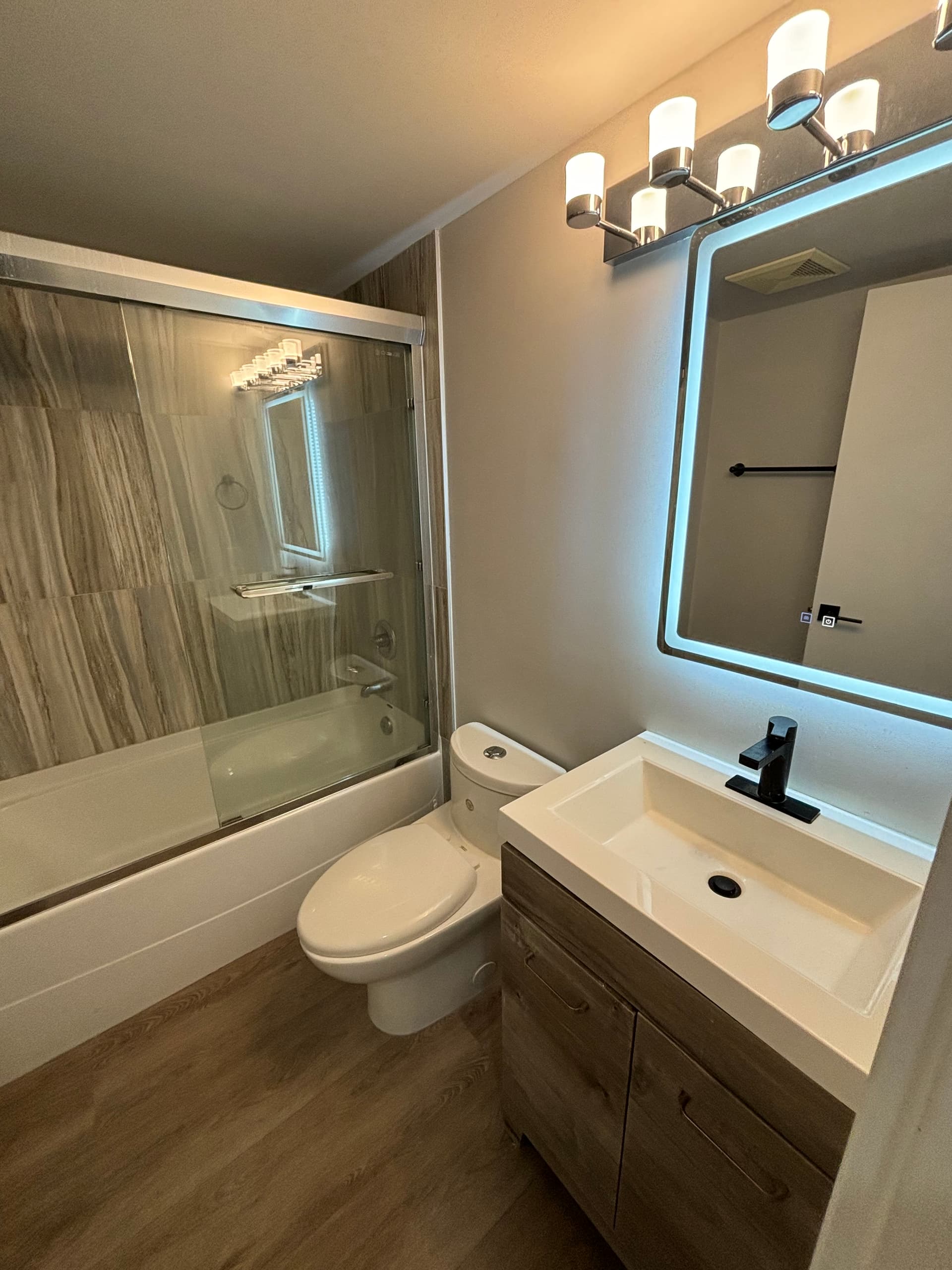 차이나타운 근처 1베드 1베스(두명만거주)에서 12월 단기 or 1일부터 입주하실 세컨룸 룸메 구합니다☺️(여성전용) 썸네일