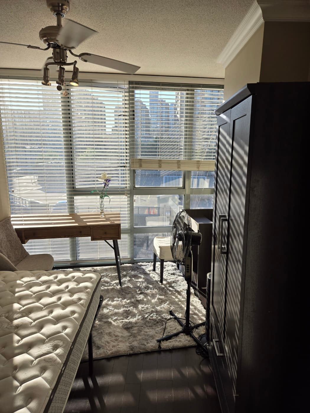 예일타운 캠비 세컨. 화장실1명과 쉐어.사람 많이 안사는집. 유틸리티 하이드로 포함. 짐 핫텁 수영장 이용가능. 12월1일부터 썸네일