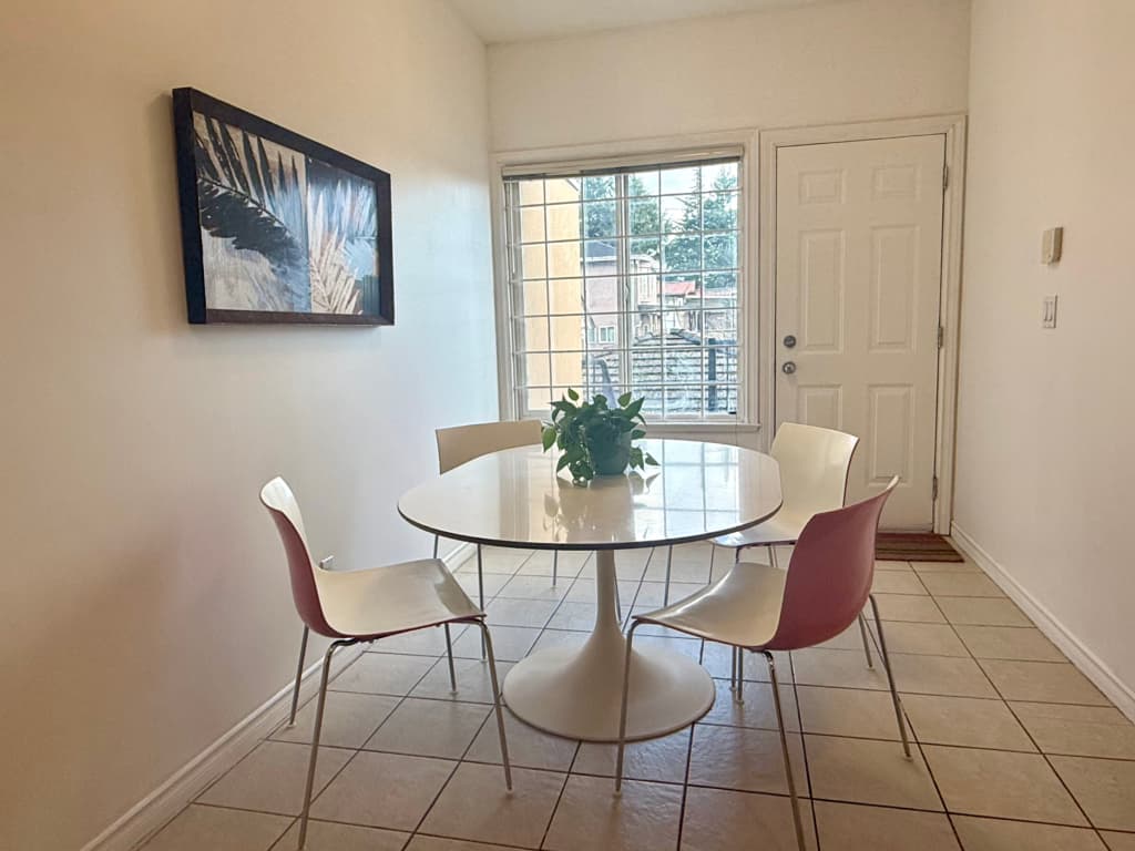 🏡메인스트릿 3bed 2bath 하우스 / $950~$1100 / 방 3개 중 선택 가능 / 여성 전용🥰🫶🏻 썸네일