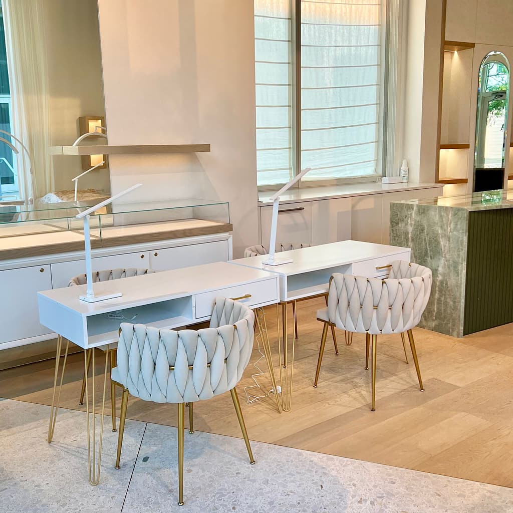 그랜빌아일랜드 근처 네일 테이블 렌트구해요⭐️ 썸네일