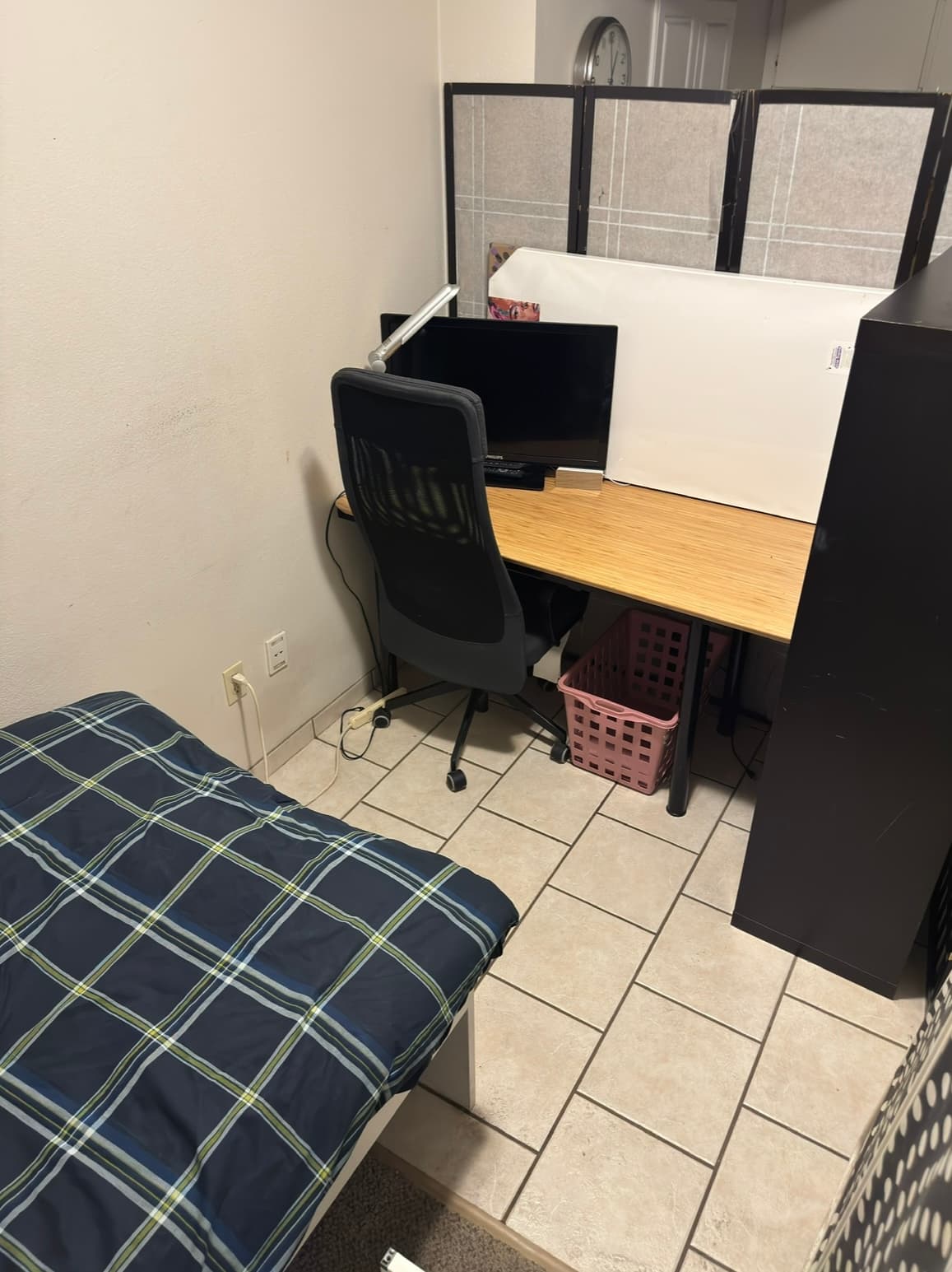 ■ 합법적인 BC주정부 계약서로 계약 ■ 11월01일 ■ 다운타운 ■ $700 거실쉐어 ■ 추가비 NO ■ 남자만 썸네일