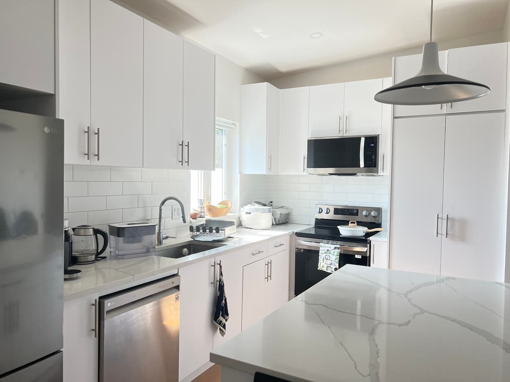 가격인하-놀벤 어퍼론즈데일 2 beds and 2 baths 레인웨이하우스 렌트 썸네일