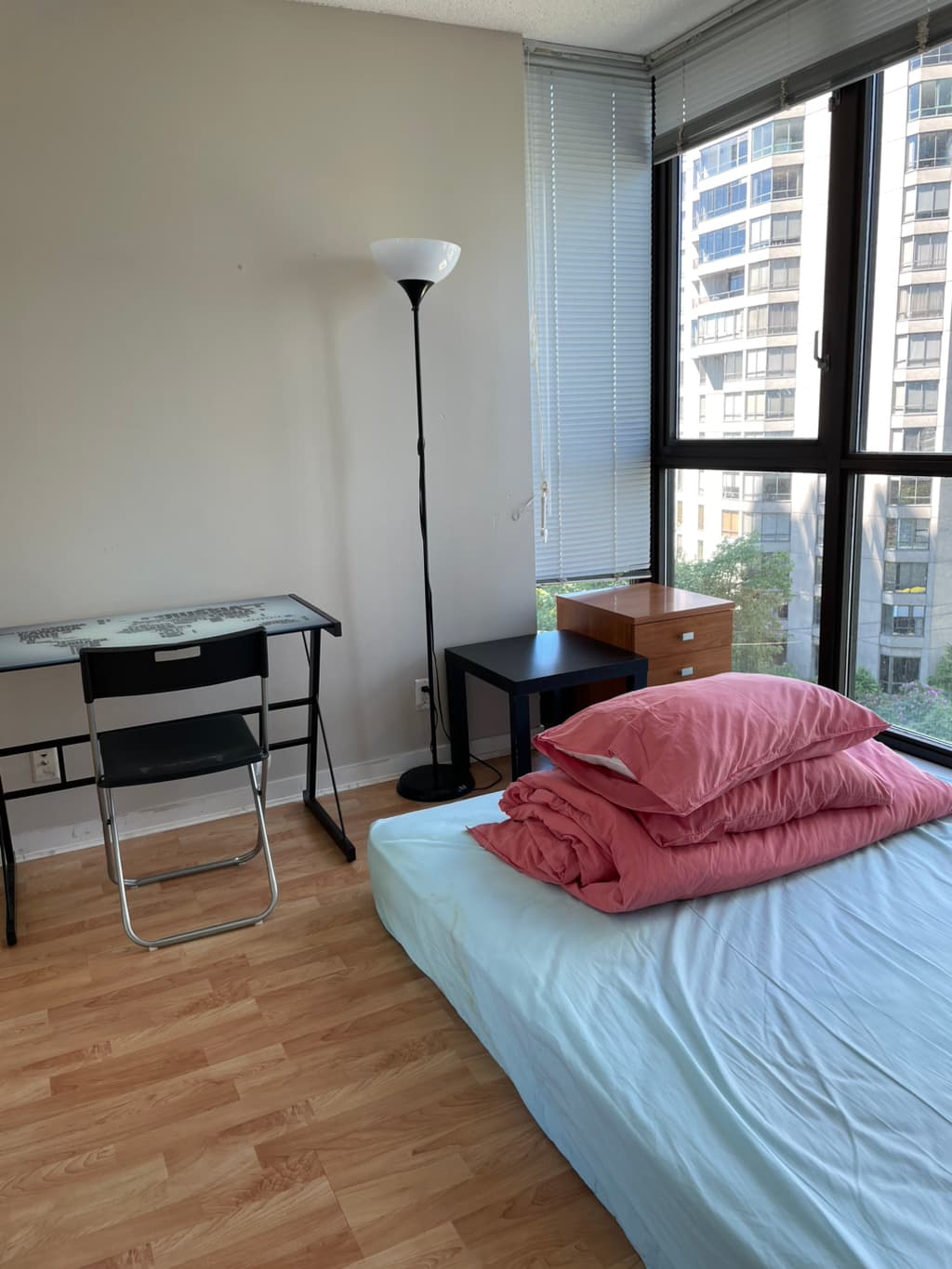 다운타운 여성전용 콘도에서 마스터룸과 솔라리움 룸메이트 구합니다 (12월 1일 입주, 거실쉐어 없음) 썸네일