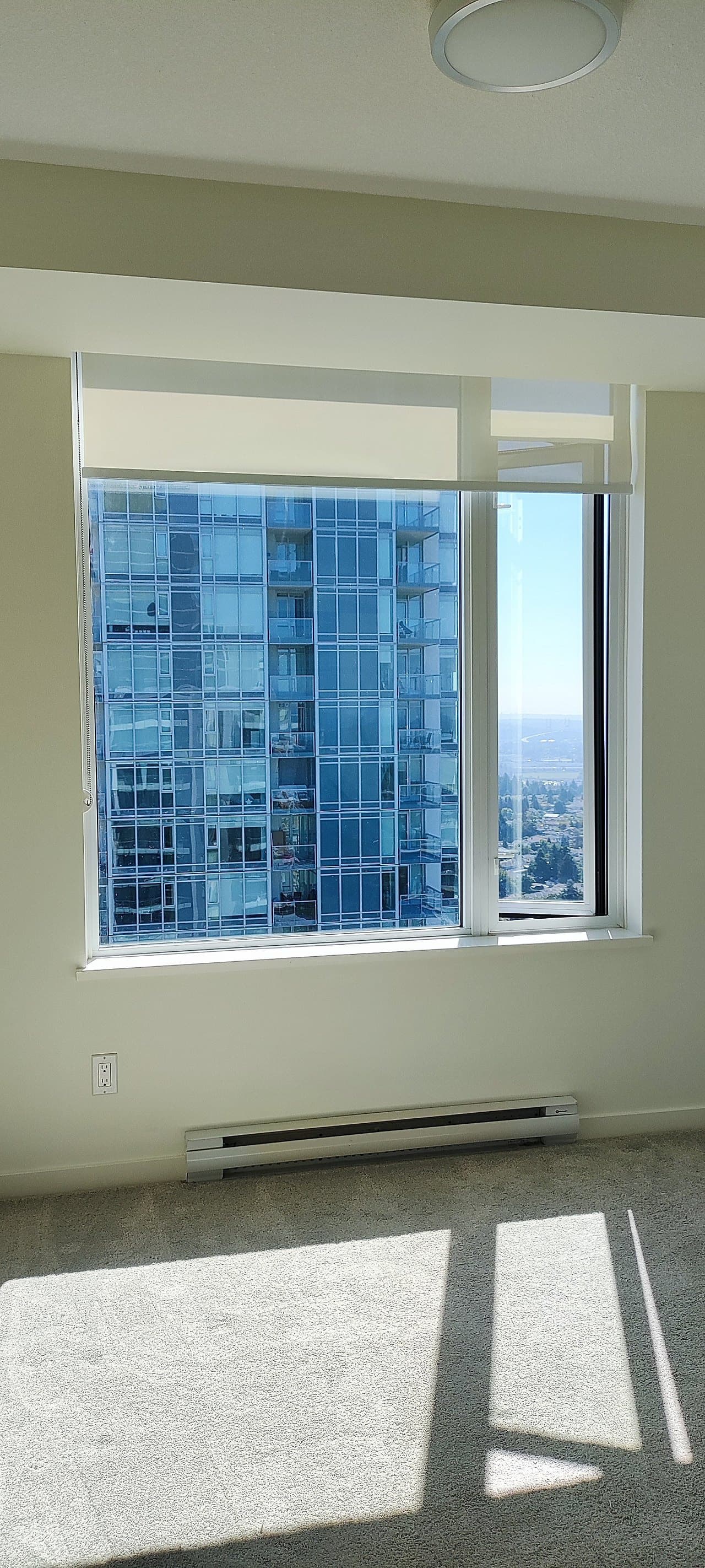 12월 1일 버나비 메트로타운 1분 콘도 세컨룸 여성 룸메 구합니다. 썸네일