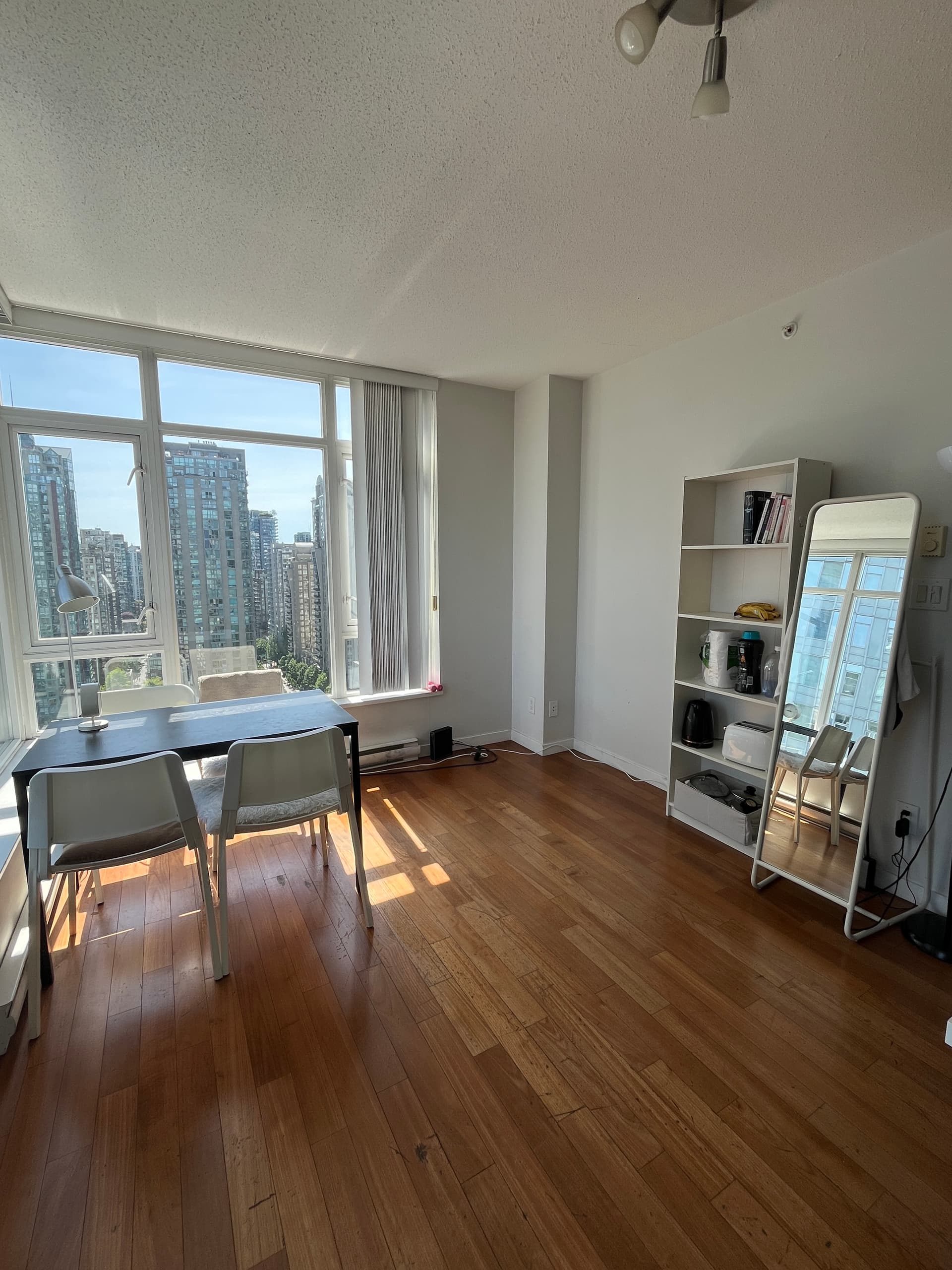 위치좋고 깨끗한 다운타운 콘도에서 덴 방 여성룸메 구합니다(여성전용)​ 썸네일