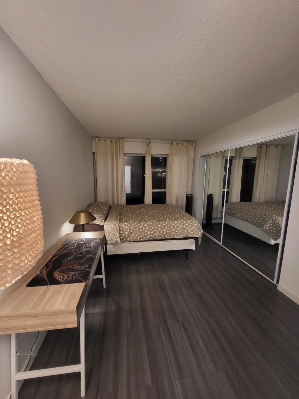 🌟 12월1일 다운타운 넓은 마스터룸 1/1 넓은 솔라리움, 서드룸 🌟 썸네일