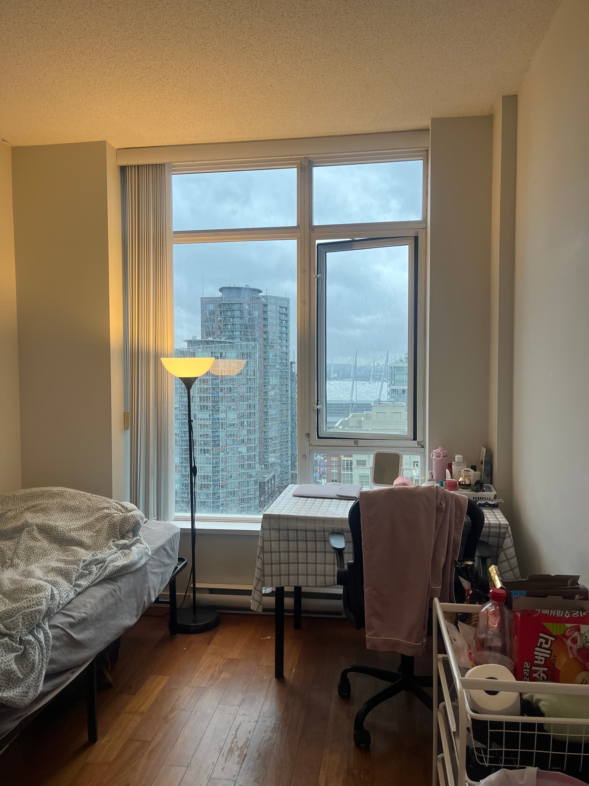 위치좋고 깨끗한 다운타운 콘도에서 세컨룸 사실 여성룸메 구합니다(여성전용) 썸네일