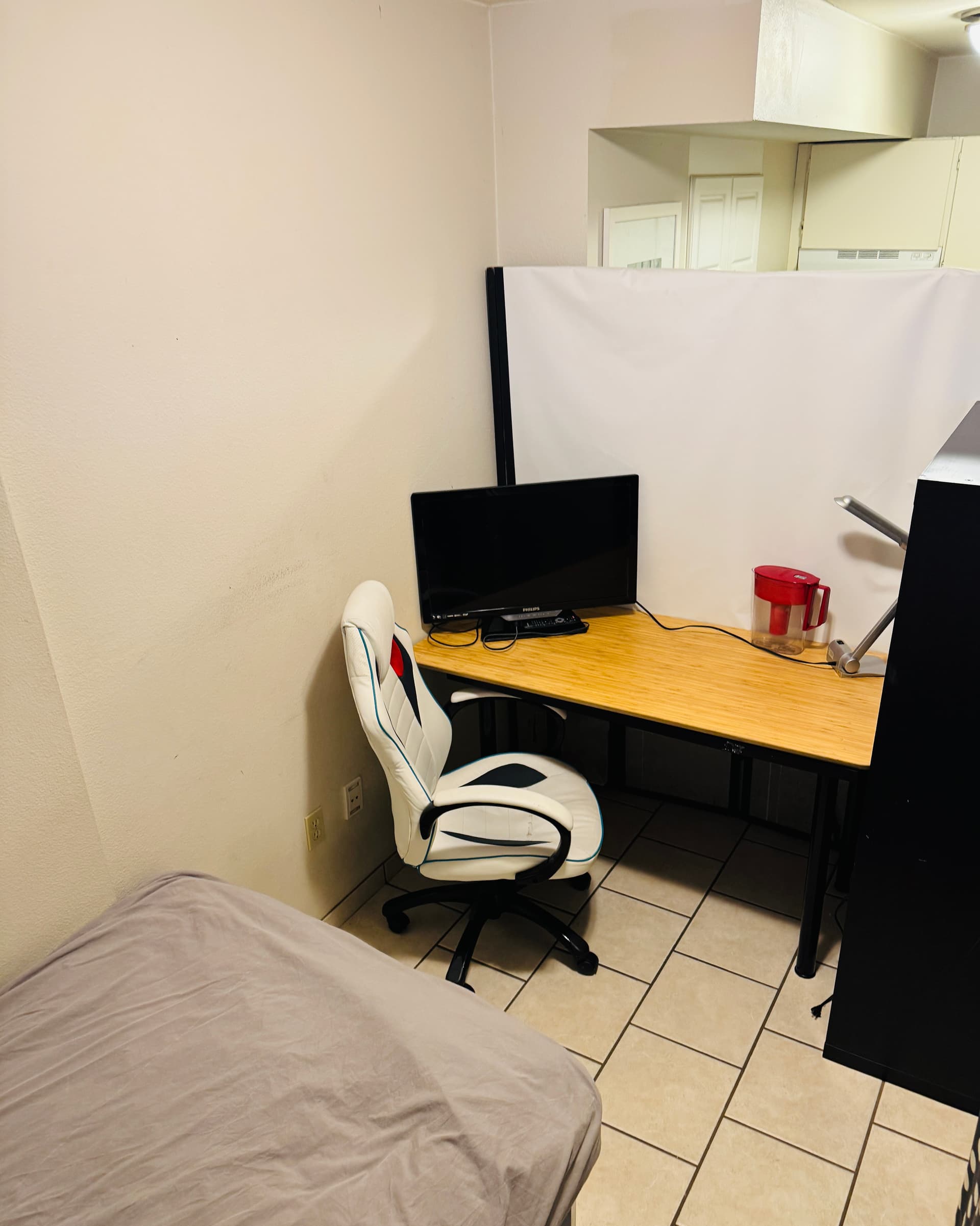 ■ 합법적인 BC주정부 계약서로 계약 ■ 즉시입주 ■ 다운타운 ■ $700 거실쉐어 ■ 추가비 NO ■ 남자만 썸네일