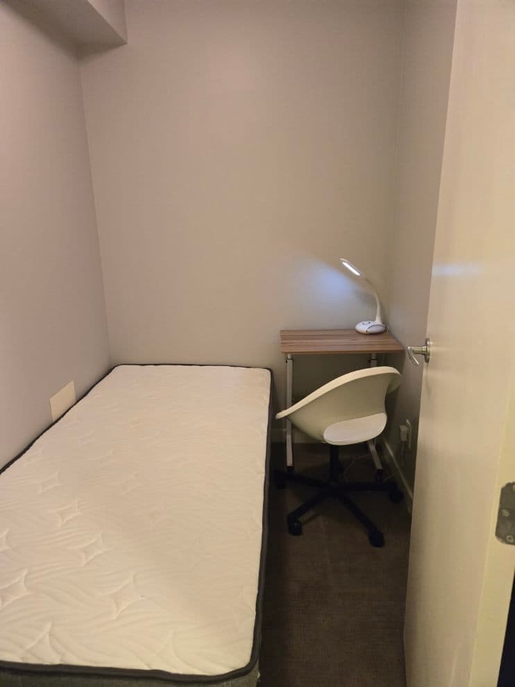 예일타운 시모어 덴. 여성전용. 12월1일 입주. 유틸리티 하이드로 포함. 개인옷장있음. 750 썸네일